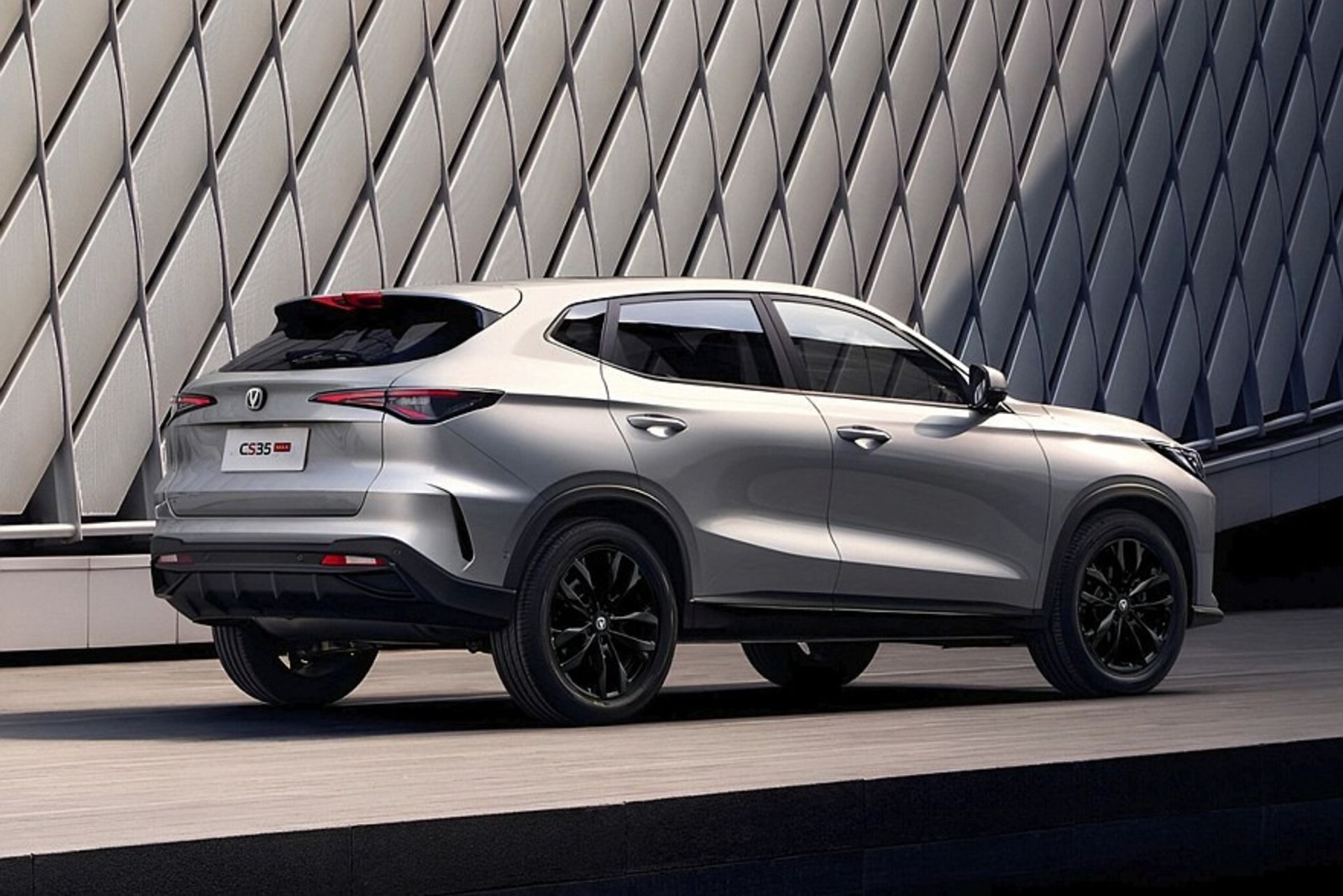 سه‌چهارم عقبی خودرو چانگان CS35 مکس