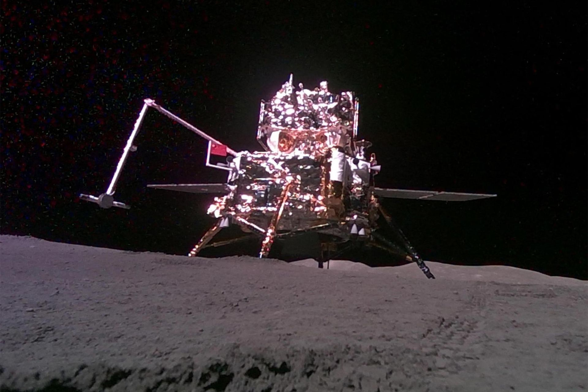 فضاپیمای چانگ‌ای ۶ روی سطح ماه در نیمه پنهان