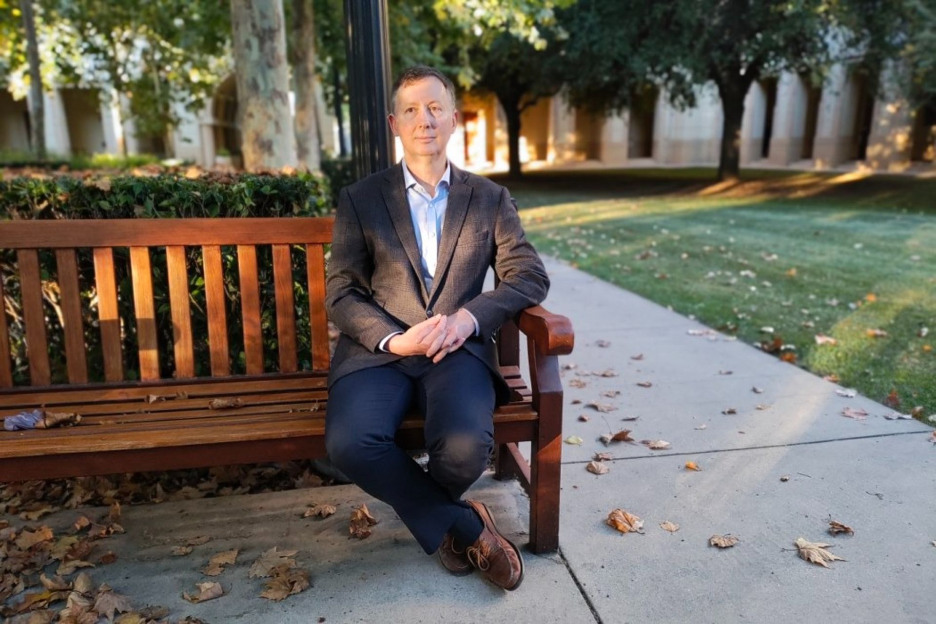 چارلز الکان نشسته روی صندلی