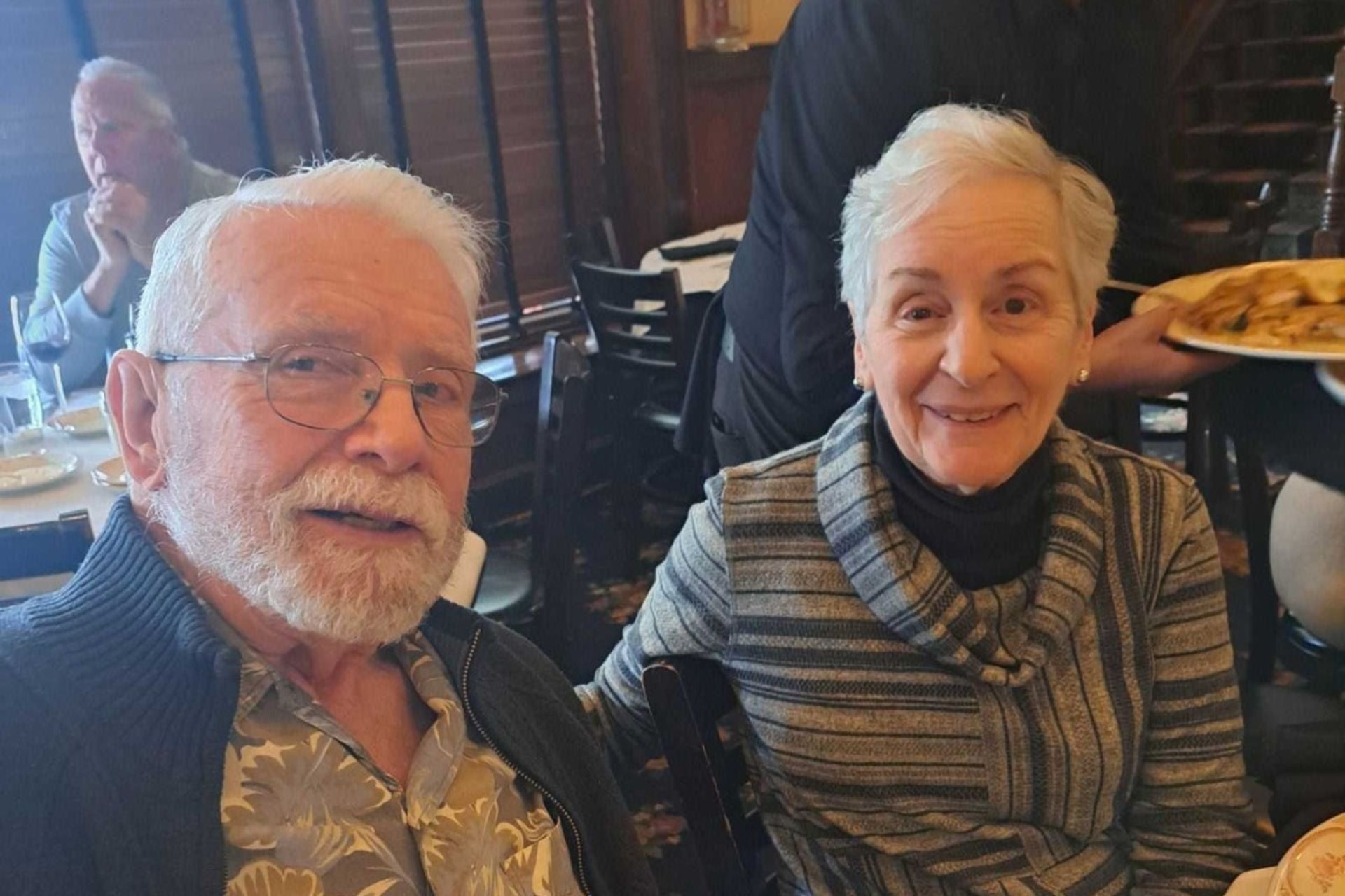 سلفی یک مرد و زن کهن‌سال در رستوران