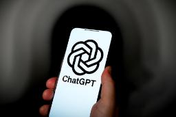 لوگو ChatGPT چت جی پی تی روی صفحه موبایل