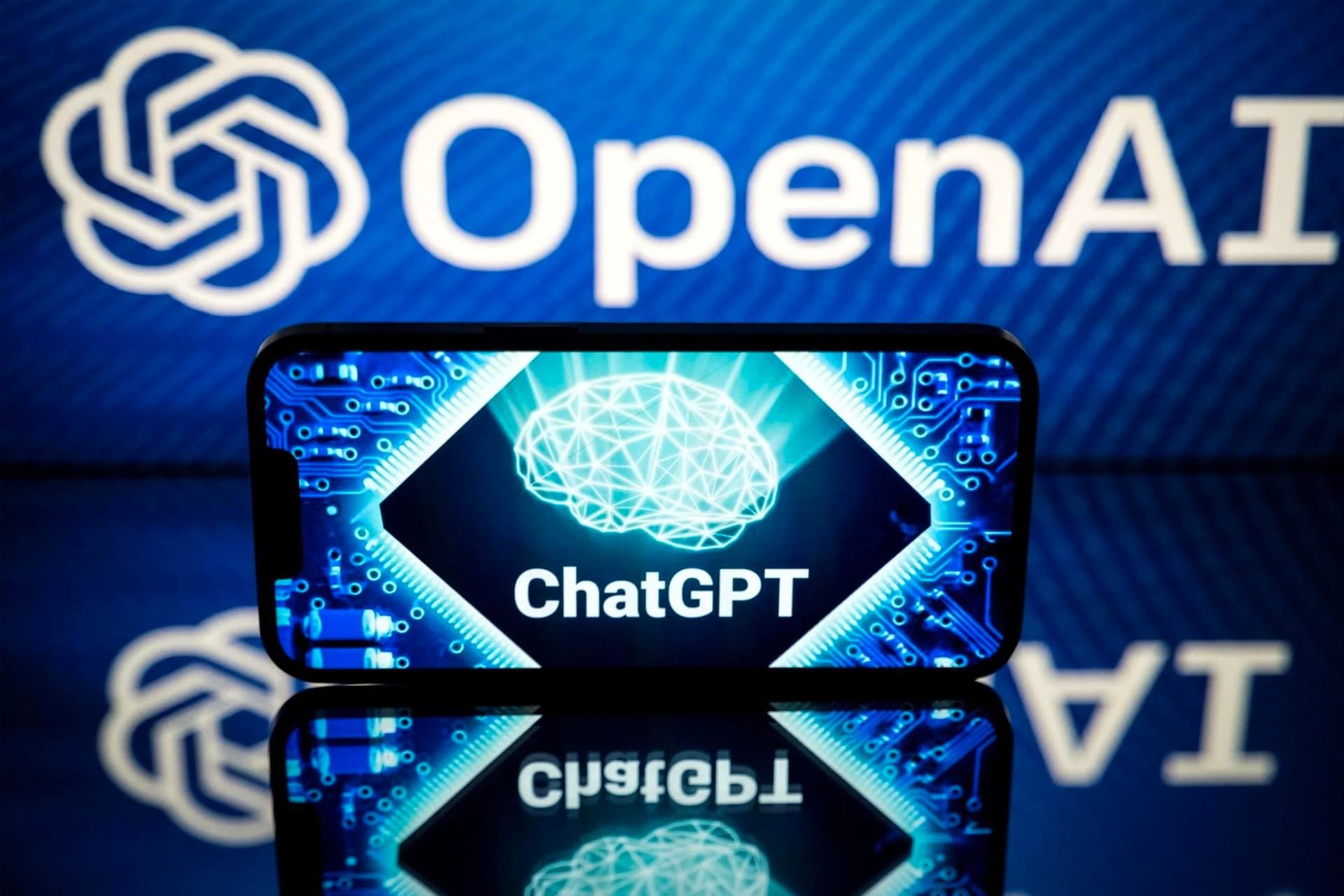 چت جی پی تی ChatGPT روی آیفون با لوگو OpenAI