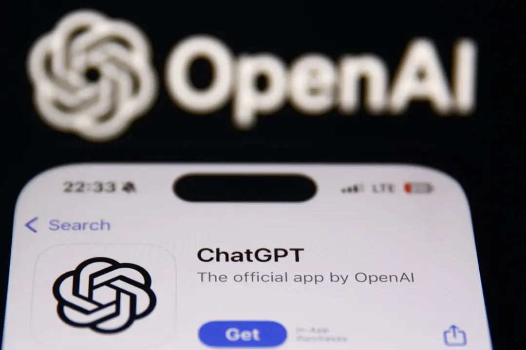 لوگو ChatGPT روی نمایشگر آیفون در پس‌زمینه‌ی لوگو OpenAI