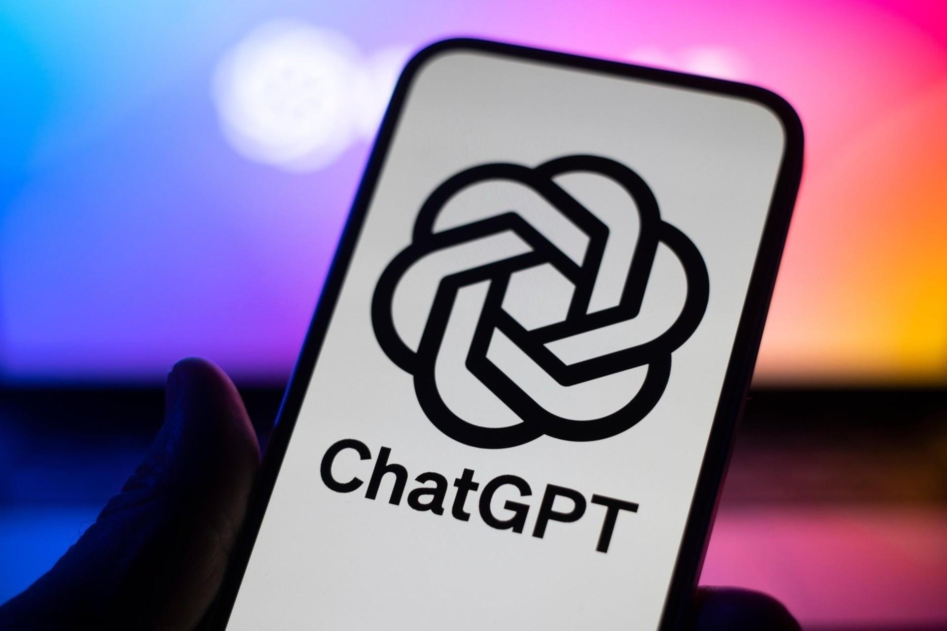لوگو ChatGPT روی نمایشگر گوشی از نمای نزدیک