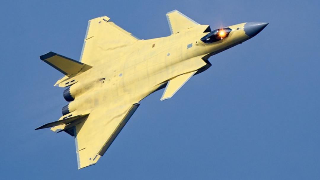 نمونه‌ی آزمایشی جنگنده‌ی J-20 چین در آسمان