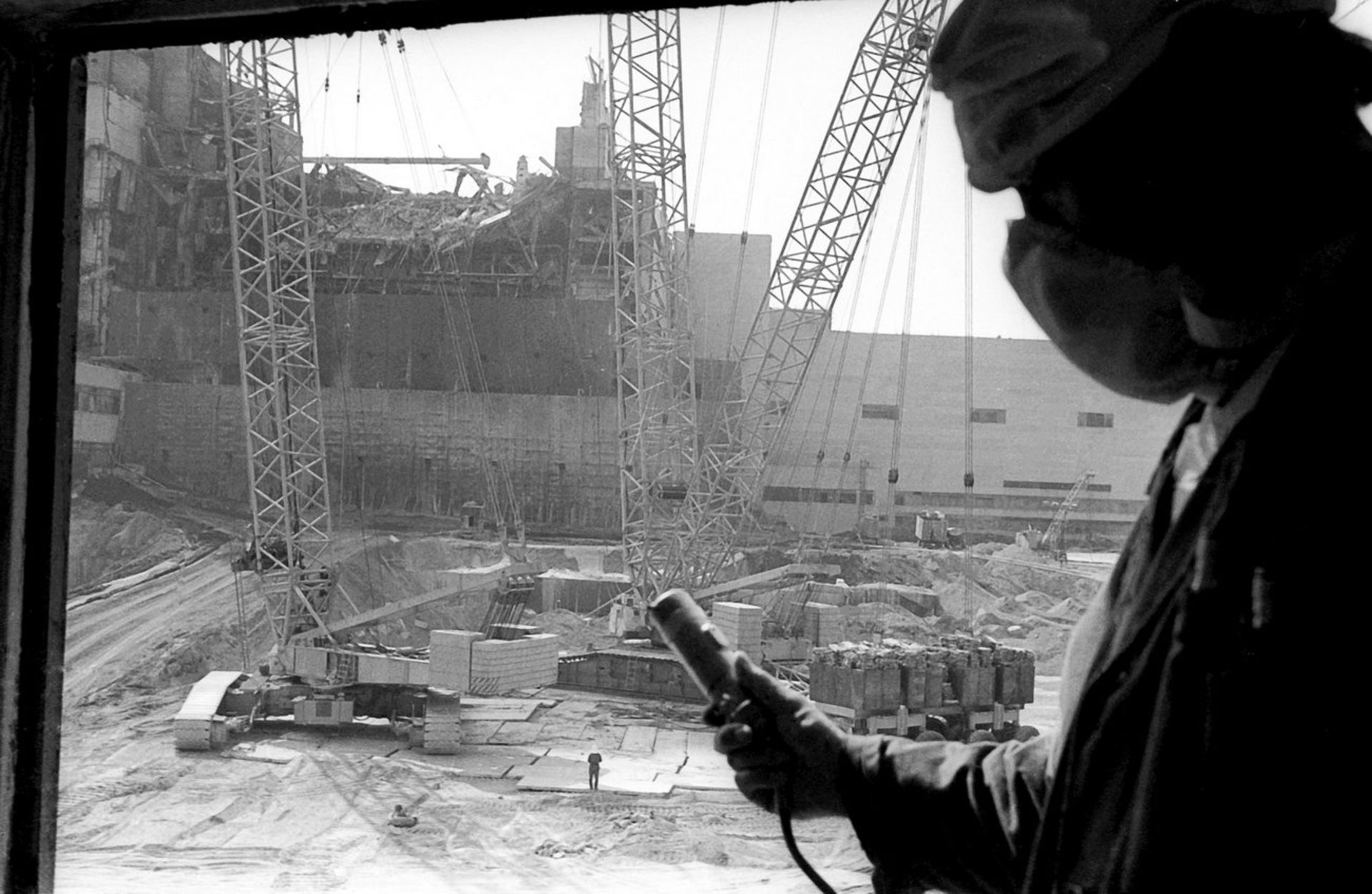 یکی از کارگران پاکسازی چرنوبیل با ابزار سنجش آلودگی