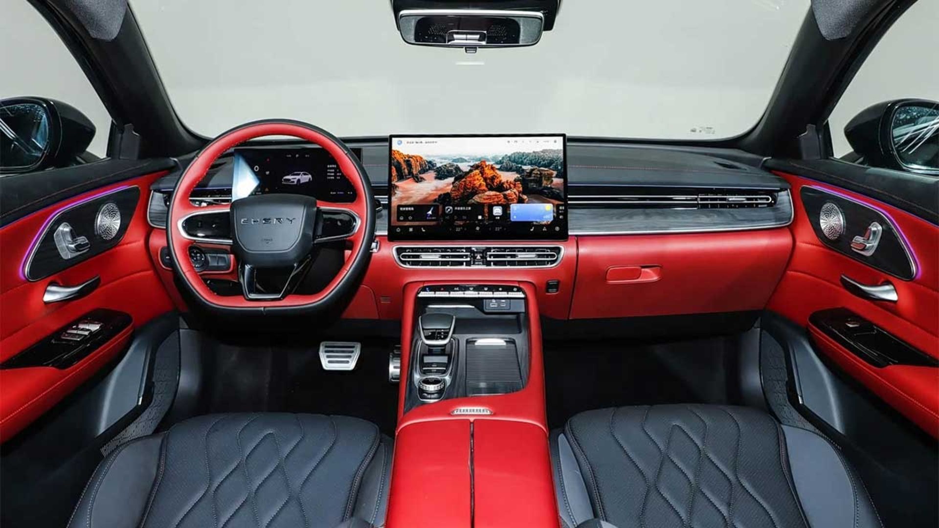 نمای داخل کابین خودرو چری آریزو ۸ پرو