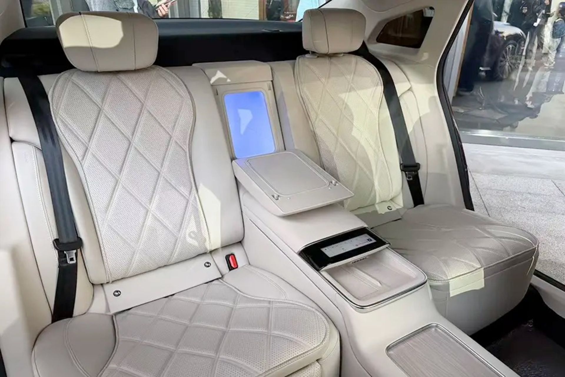 کابین داخلی چری فالوین A9L، بخش سرنشینان عقب