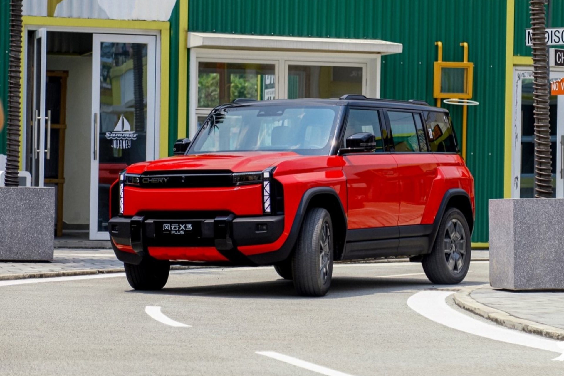 ویدیو: شاسی‌بلند چینی از پله‌ها لیز خورد و به یک جاذبه توریستی آسیب زد