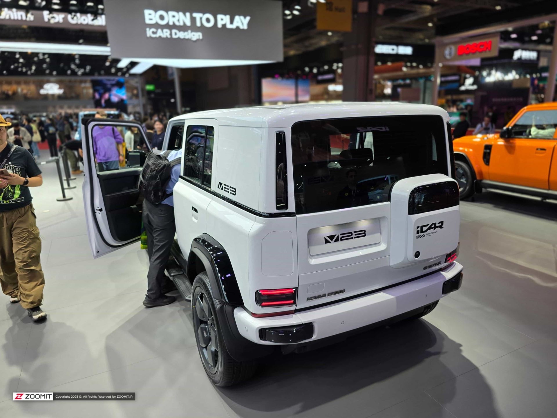 نمای سه‌چهارم عقب خودرو آی‌کار V23 رنگ سفید نسخه‌ی SUV