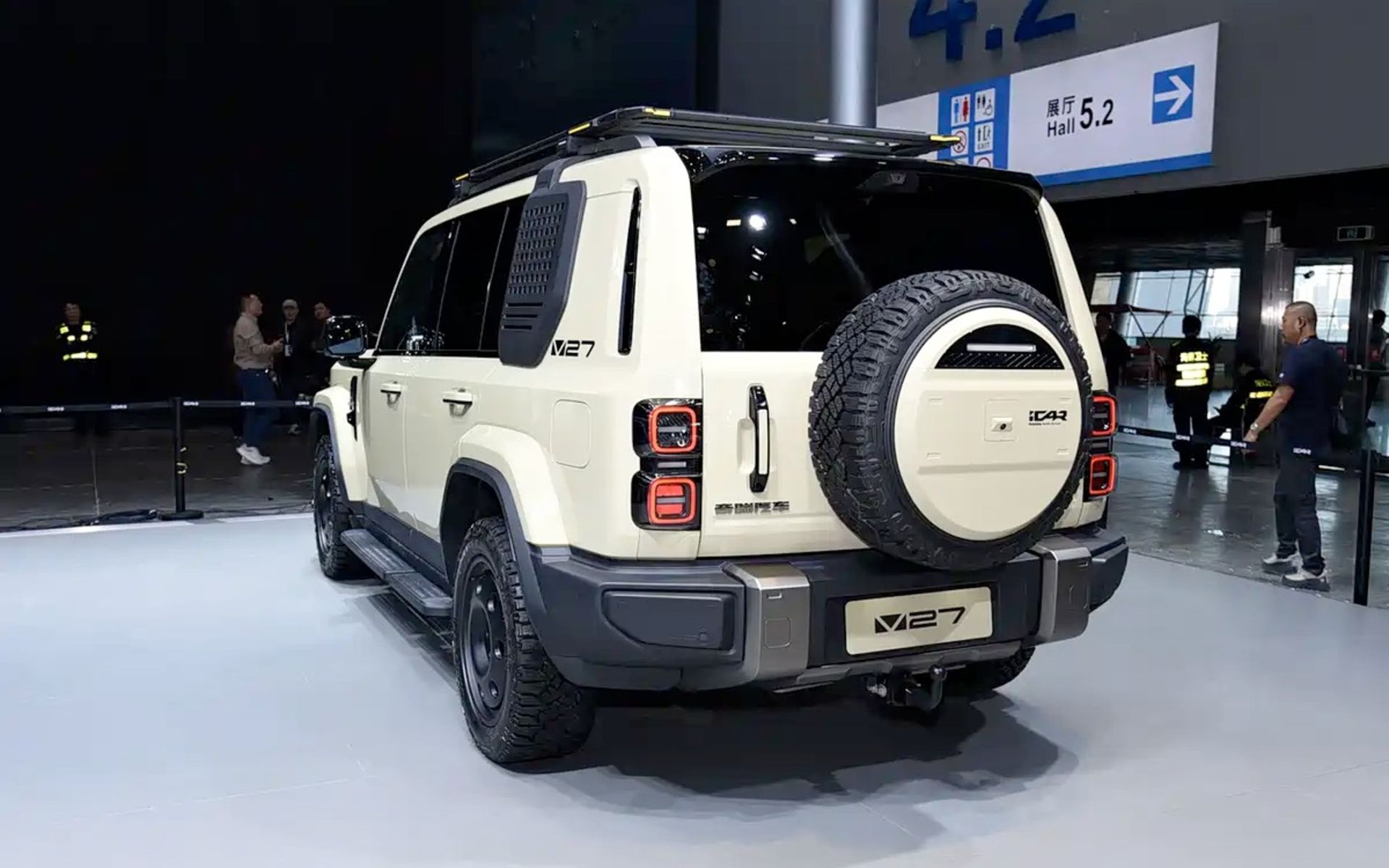 نمای سه‌چهارم عقب خودرو چری آی‌کار V27