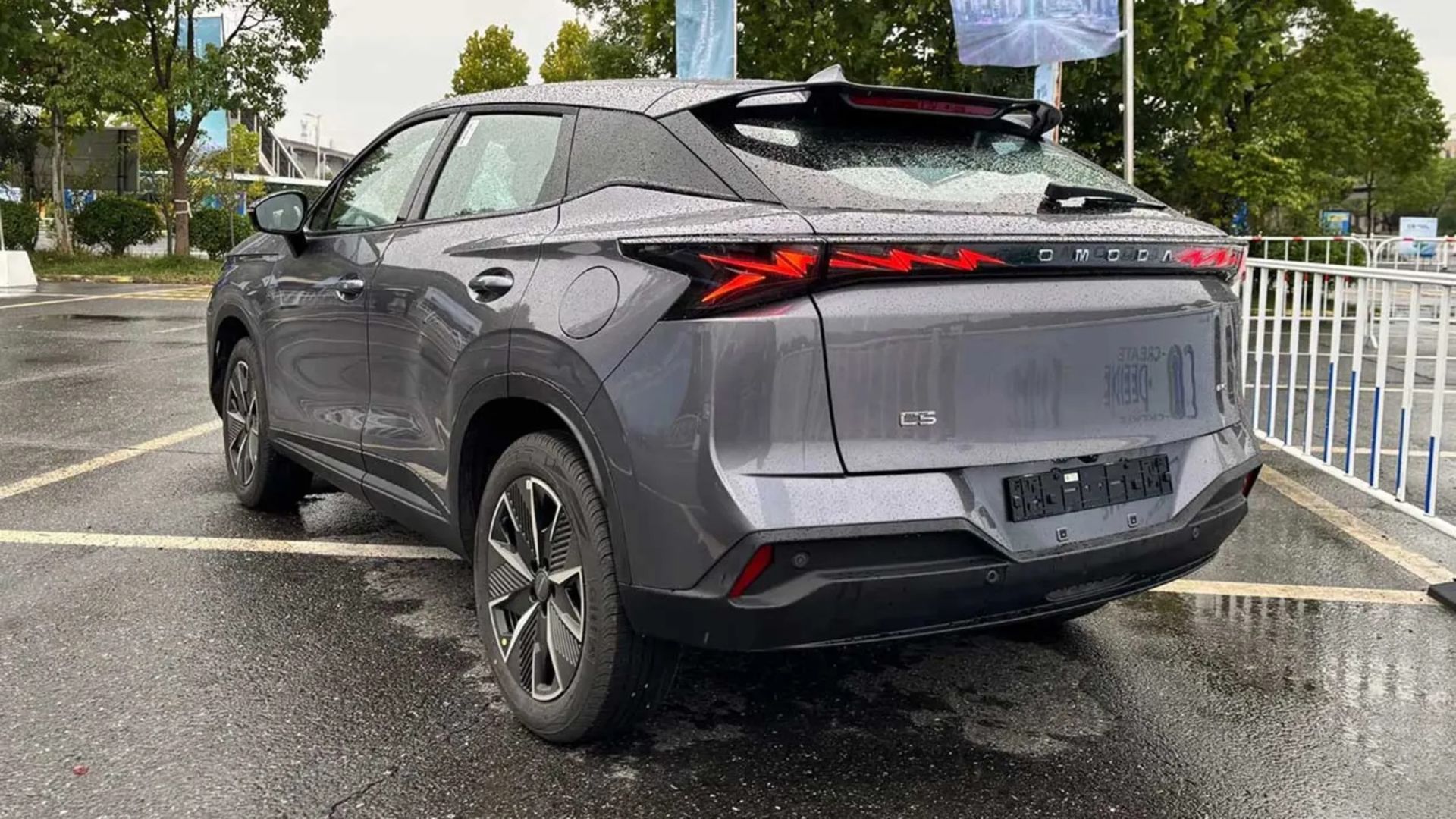 سه‌چهارم عقبی فیس‌لیفت چری اومودا ۵