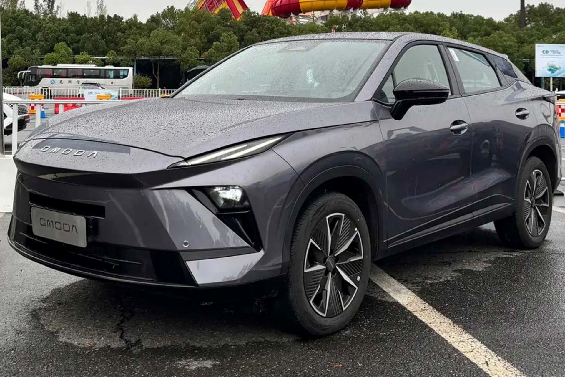 فیس‌لیفت چری اومودا ۵ در رنگ مشکی به‌صورت پارک شده