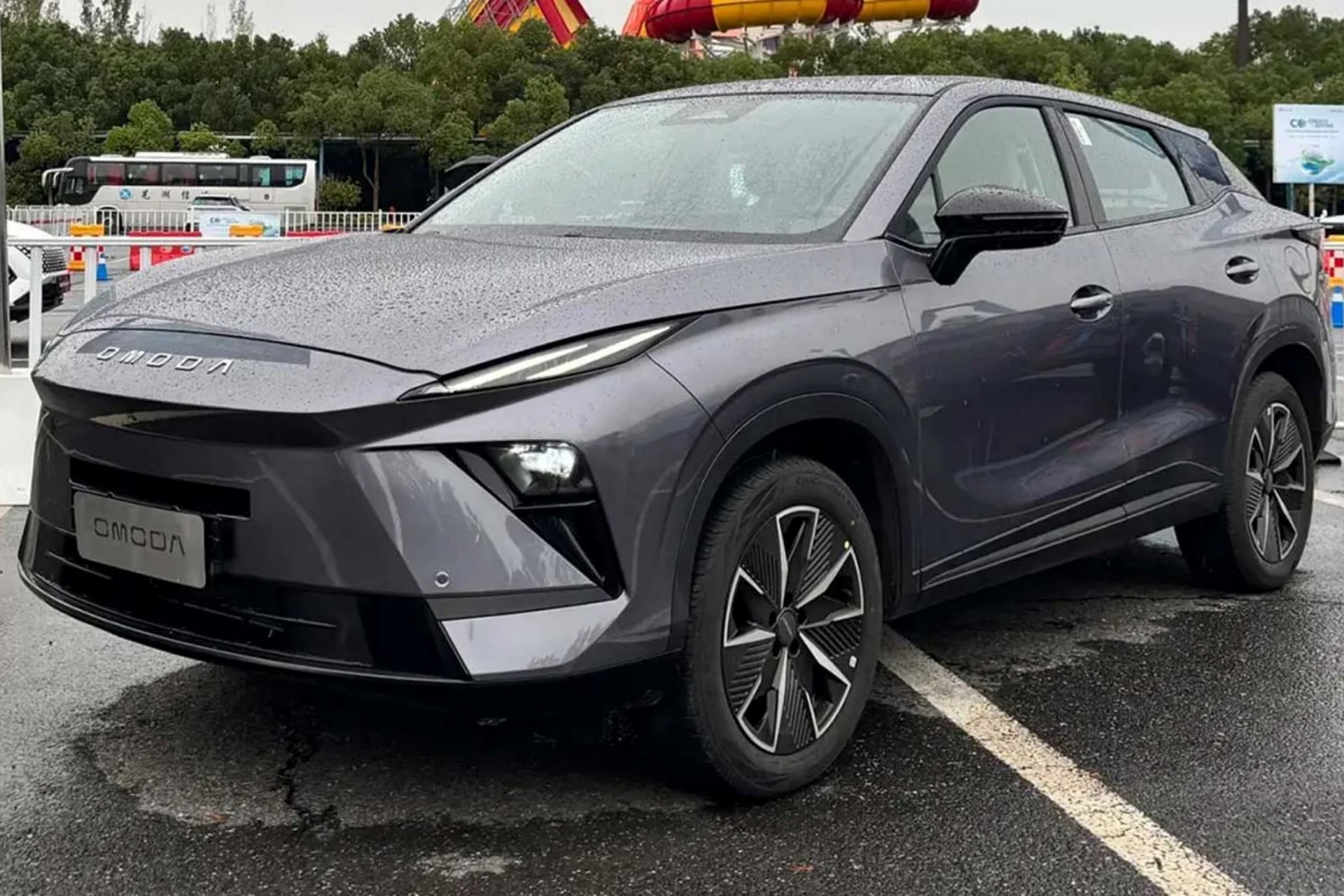 فیس‌لیفت چری اومودا ۵ در رنگ مشکی به‌صورت پارک شده