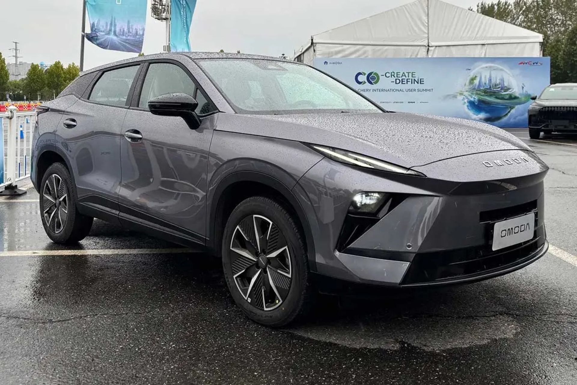 سه‌چهارم جلویی فیس‌لیفت چری اومودا ۵