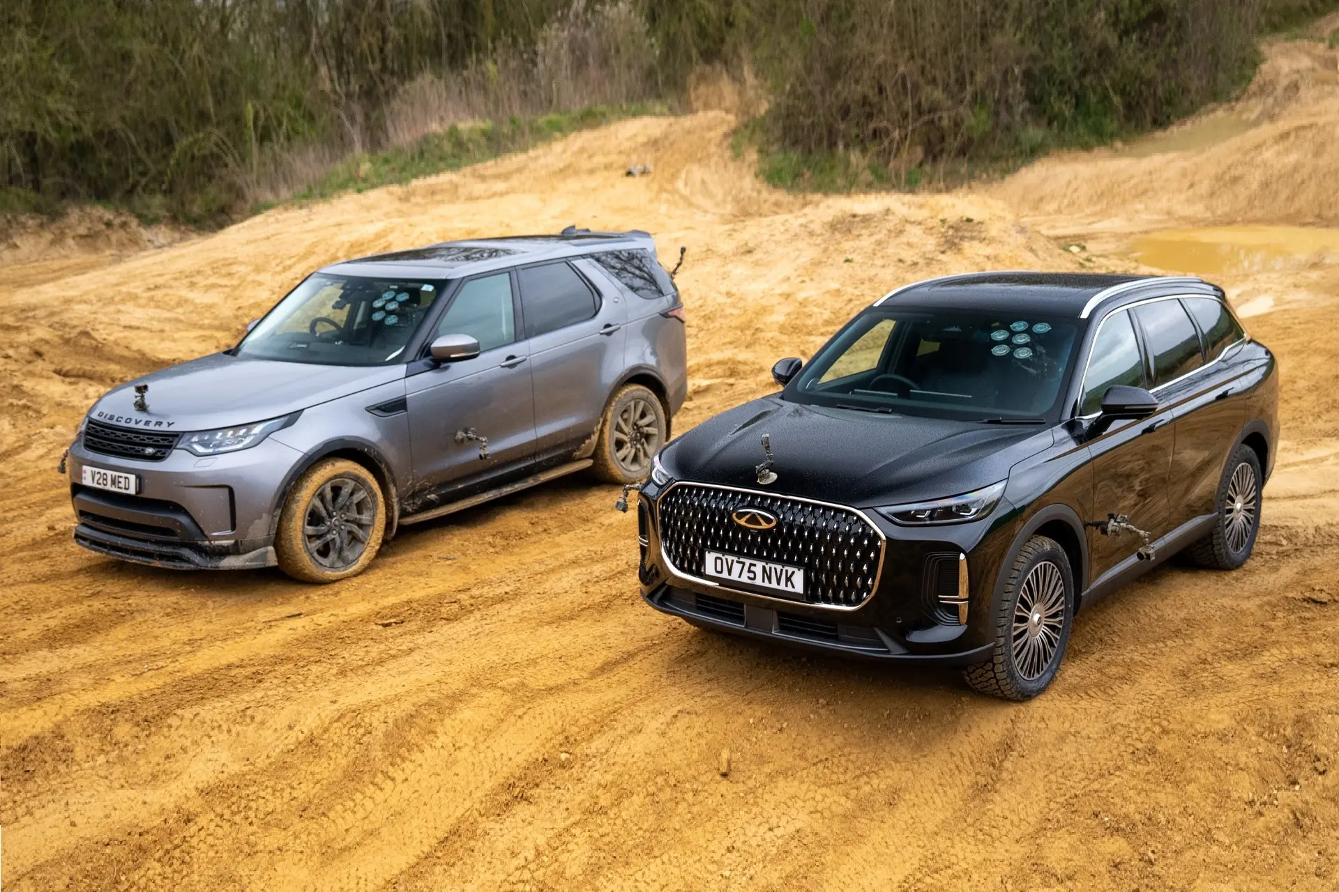 chery-tiggo-9-vs-land-rover-discovery-off-road