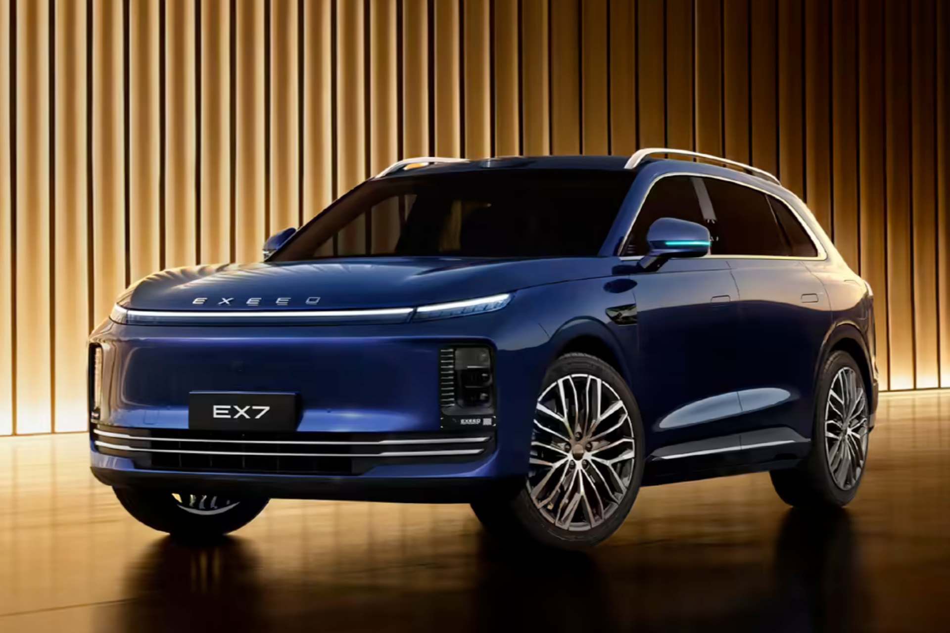 سه‌چهارم جلویی خودروی چری Exeed EX7