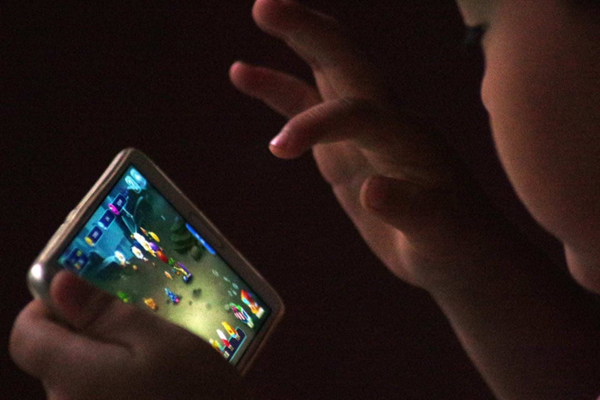 پسربچه‌ای در حال بازی با آیپد 