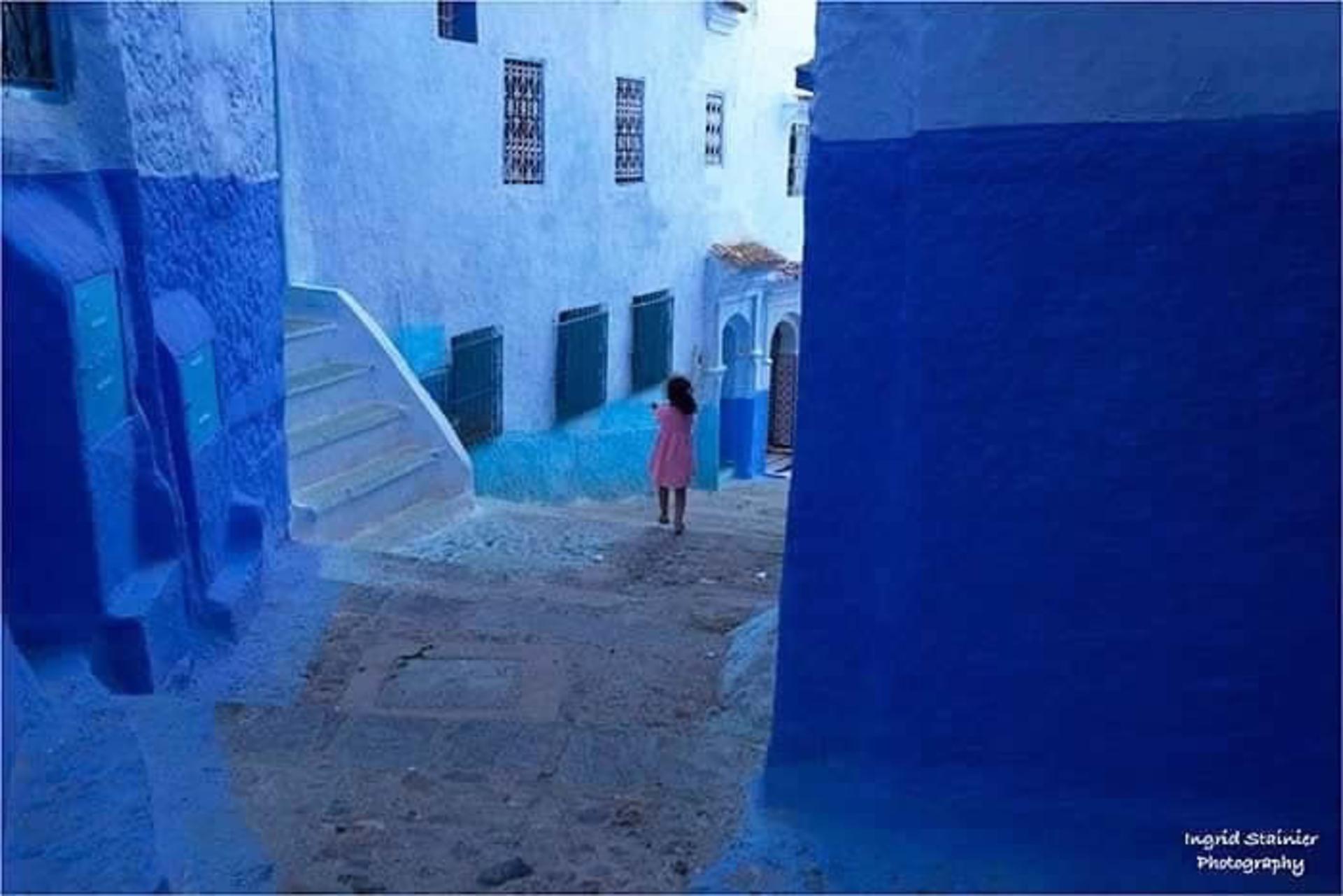 کودک در حال بازی در کوچه‌ آبی شفشاون مراکش