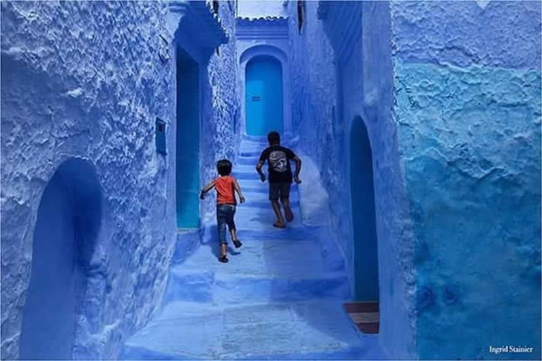 کودکان در حال بازی در کوچه‌ آبی شفشاون مراکش