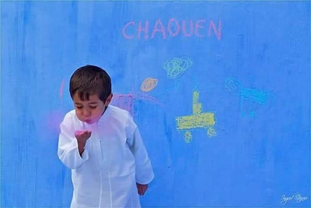 کودک در حال بازی در کوچه‌ آبی شفشاون مراکش