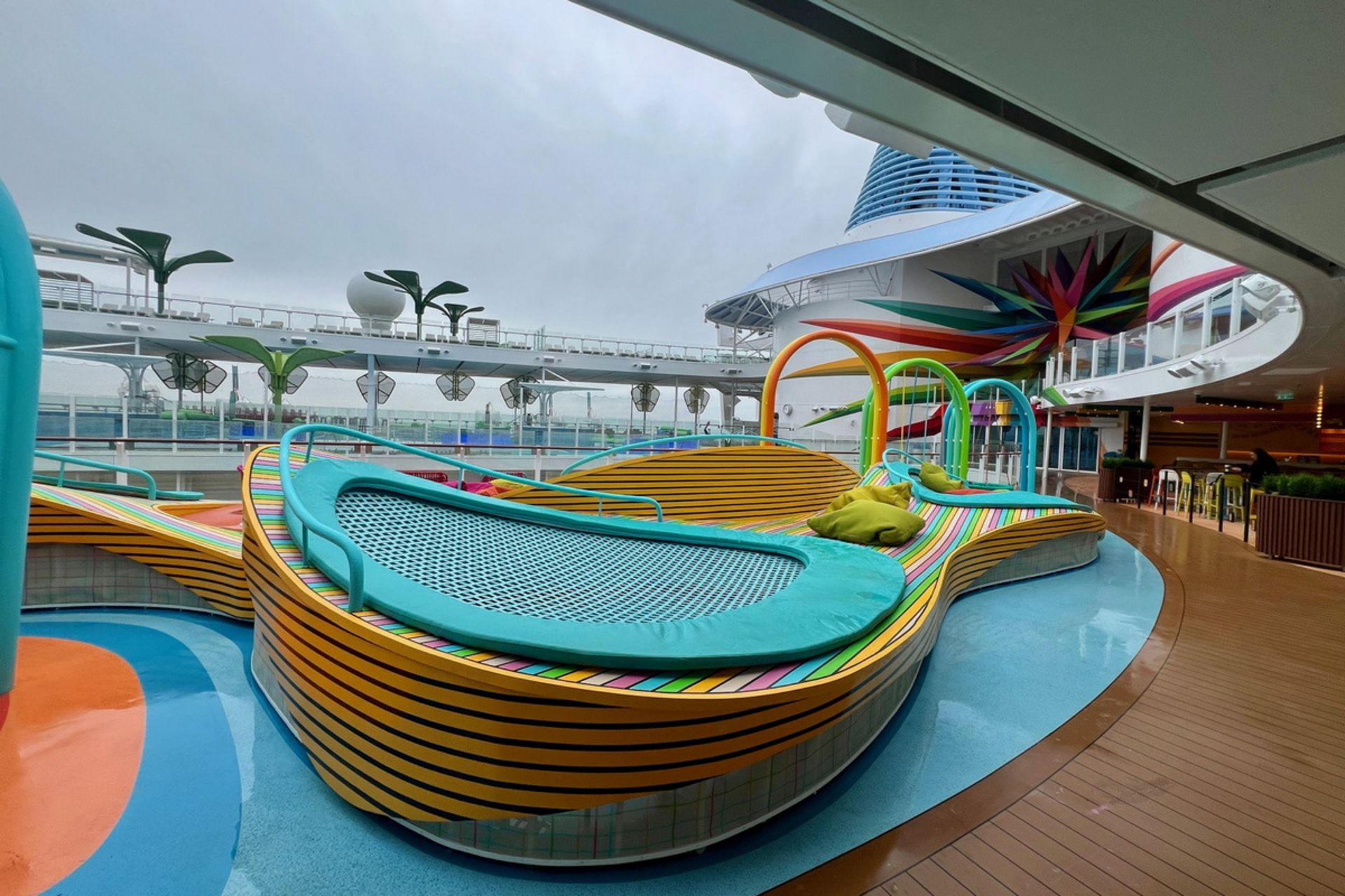 استخرهای محله Chill Island کشتی Icon of the Seas