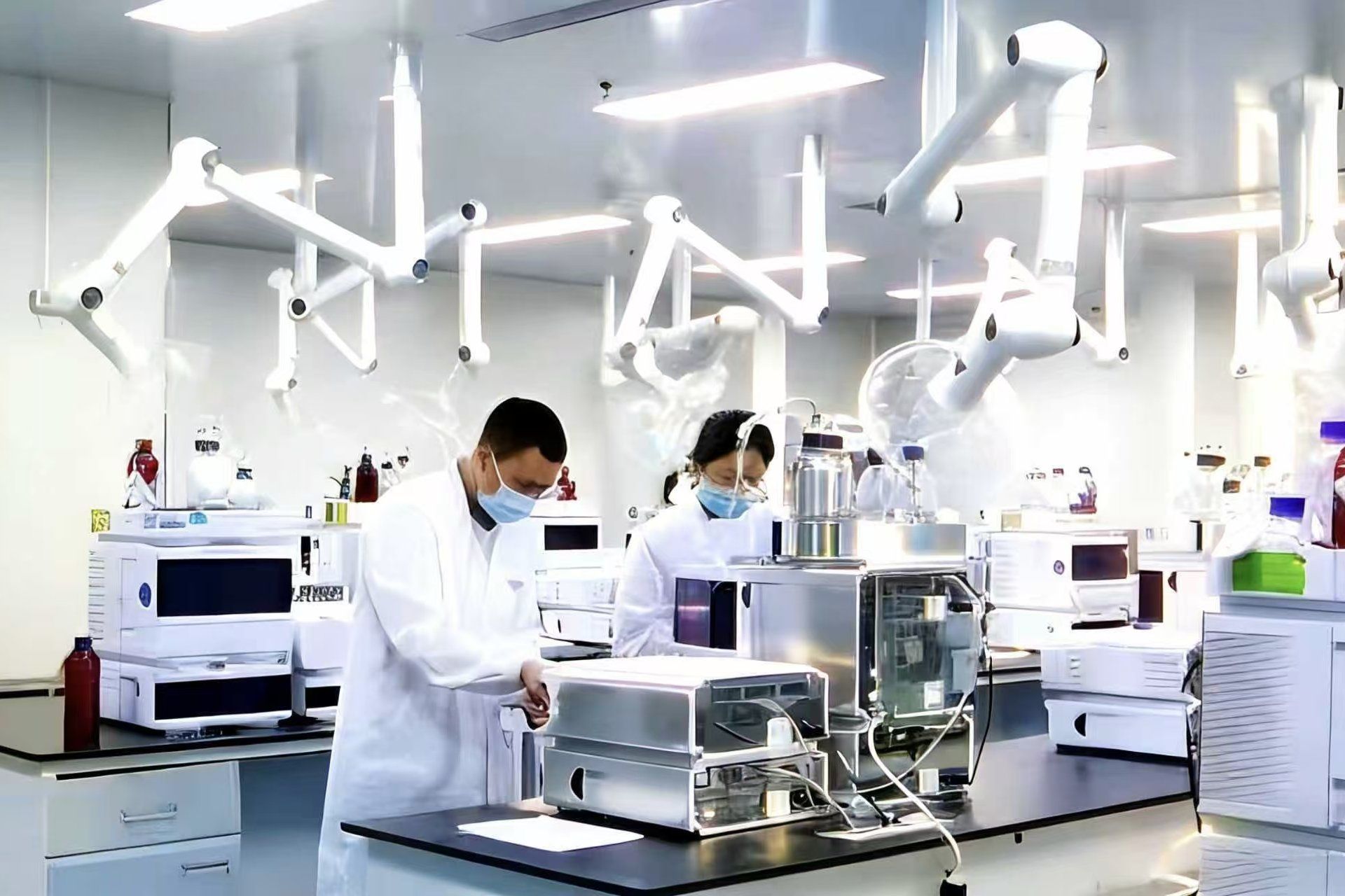 کارکنان چینی در کارخانه باتری خودرو