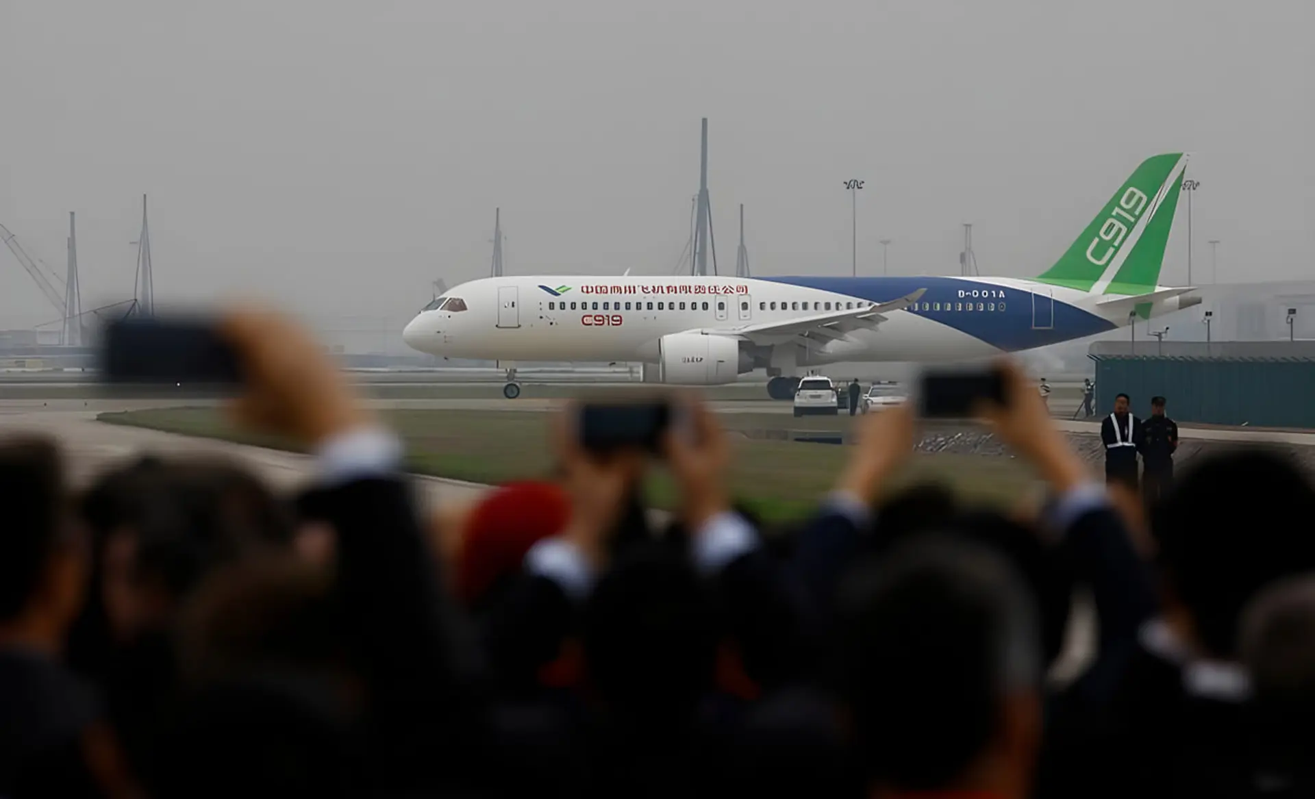 هواپیمای مسافربری C919 (COMAC C919) در حال حرکت روی باند فرودگاه