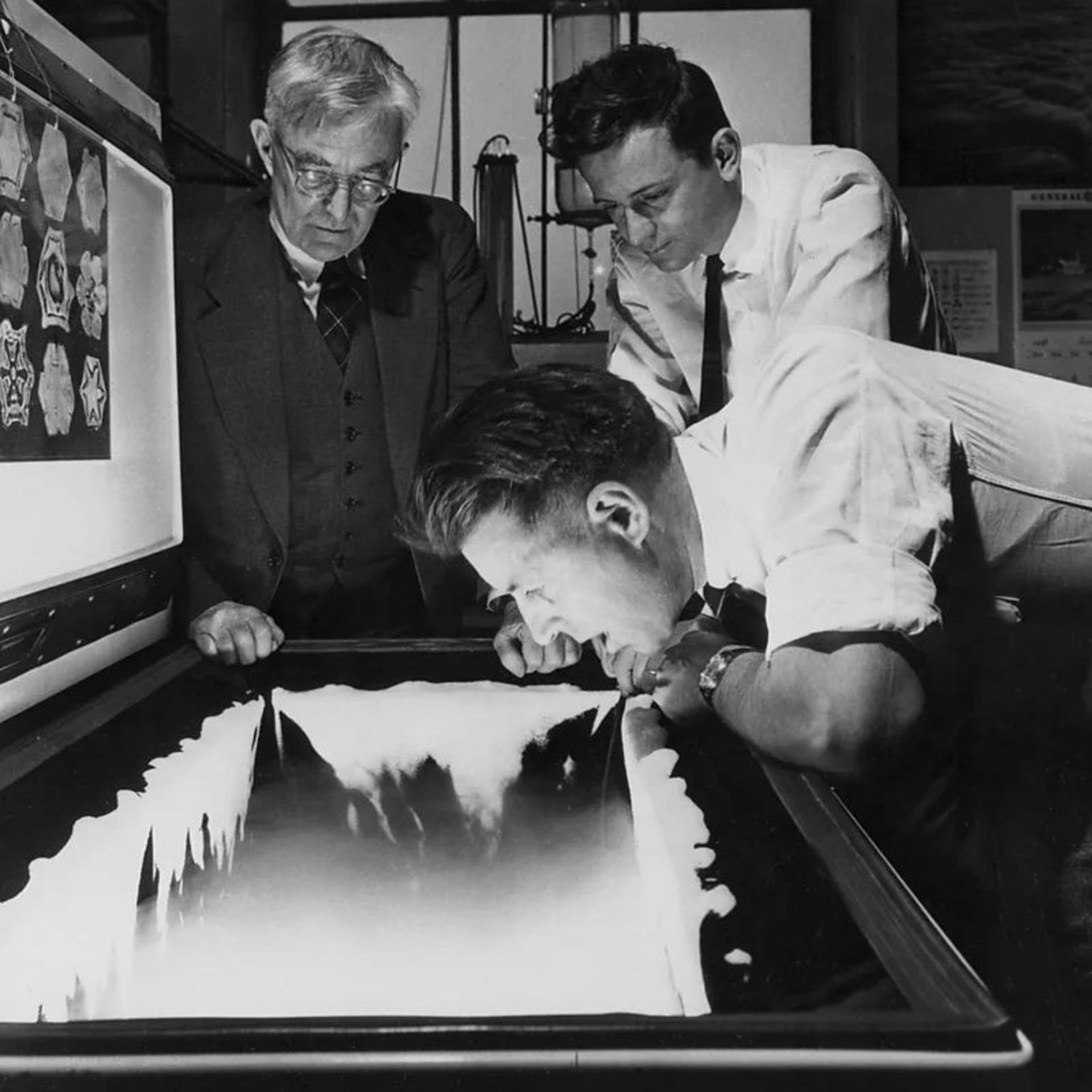 وینسنت شیفر، شیمیدان آمریکایی، که ایده بارورسازی ابرها را نشان داده و آزمایش کرده بود، در سال ۱۹۴۹ سعی می‌کند نفس بازدم خود را به کریستال تبدیل کند.