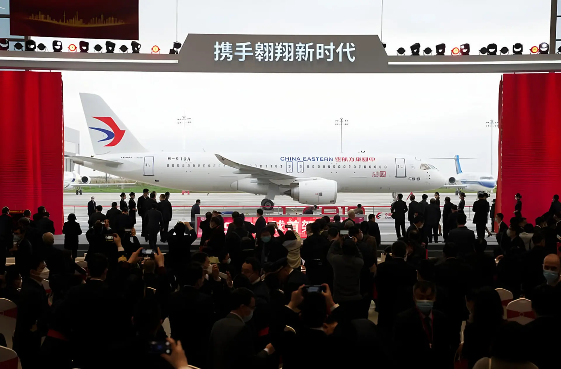 هواپیمای مسافربری چین ایرنایر (COMAC C919) در مراسم رونمایی در فرودگاه