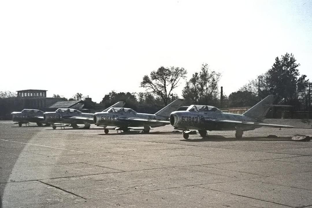 نسخه آموزشی چینی MiG-15UTI با نام داخلی JJ-2