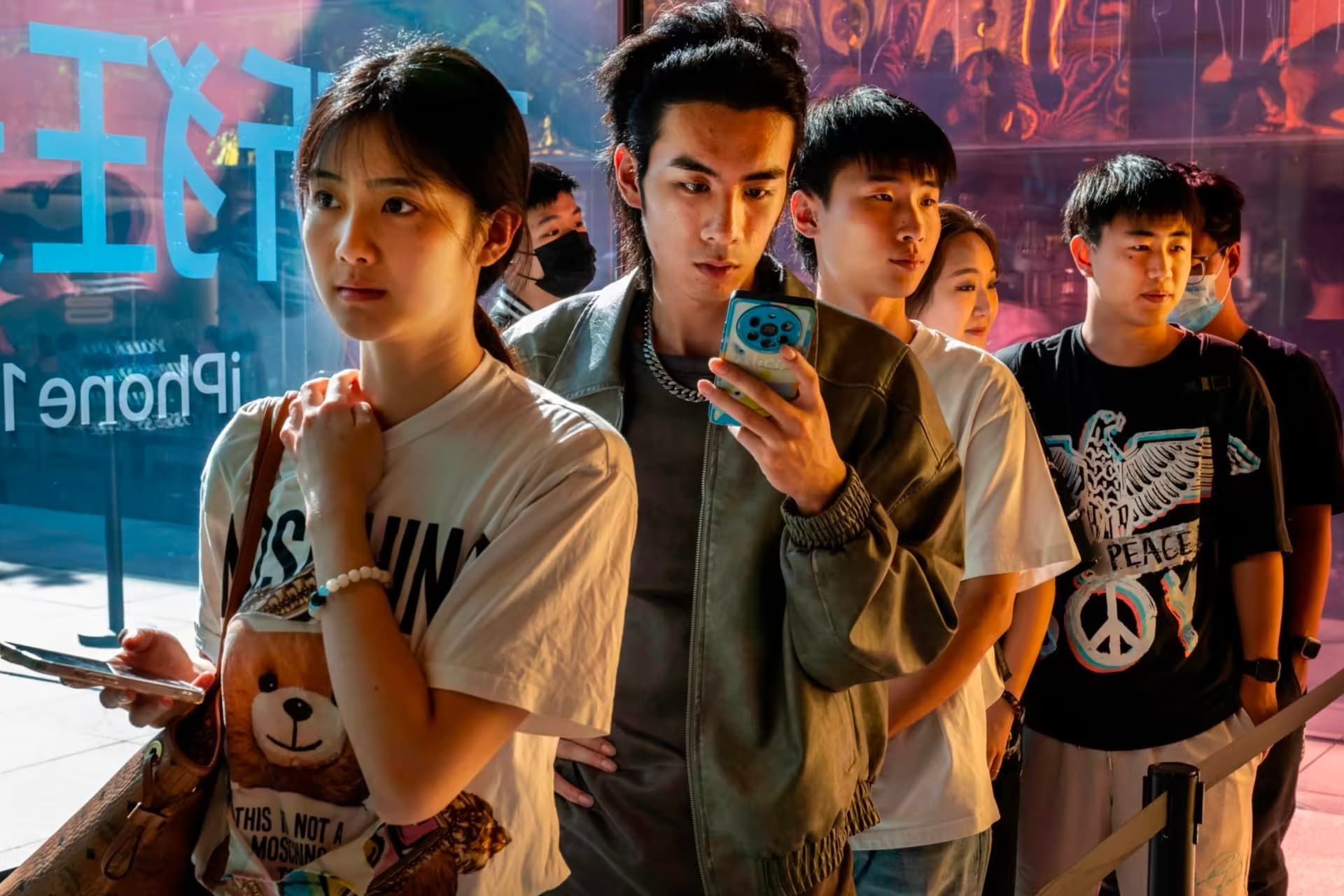 جوانان چینی در صف برای خرید آیفون ۱۵ پرو مکس