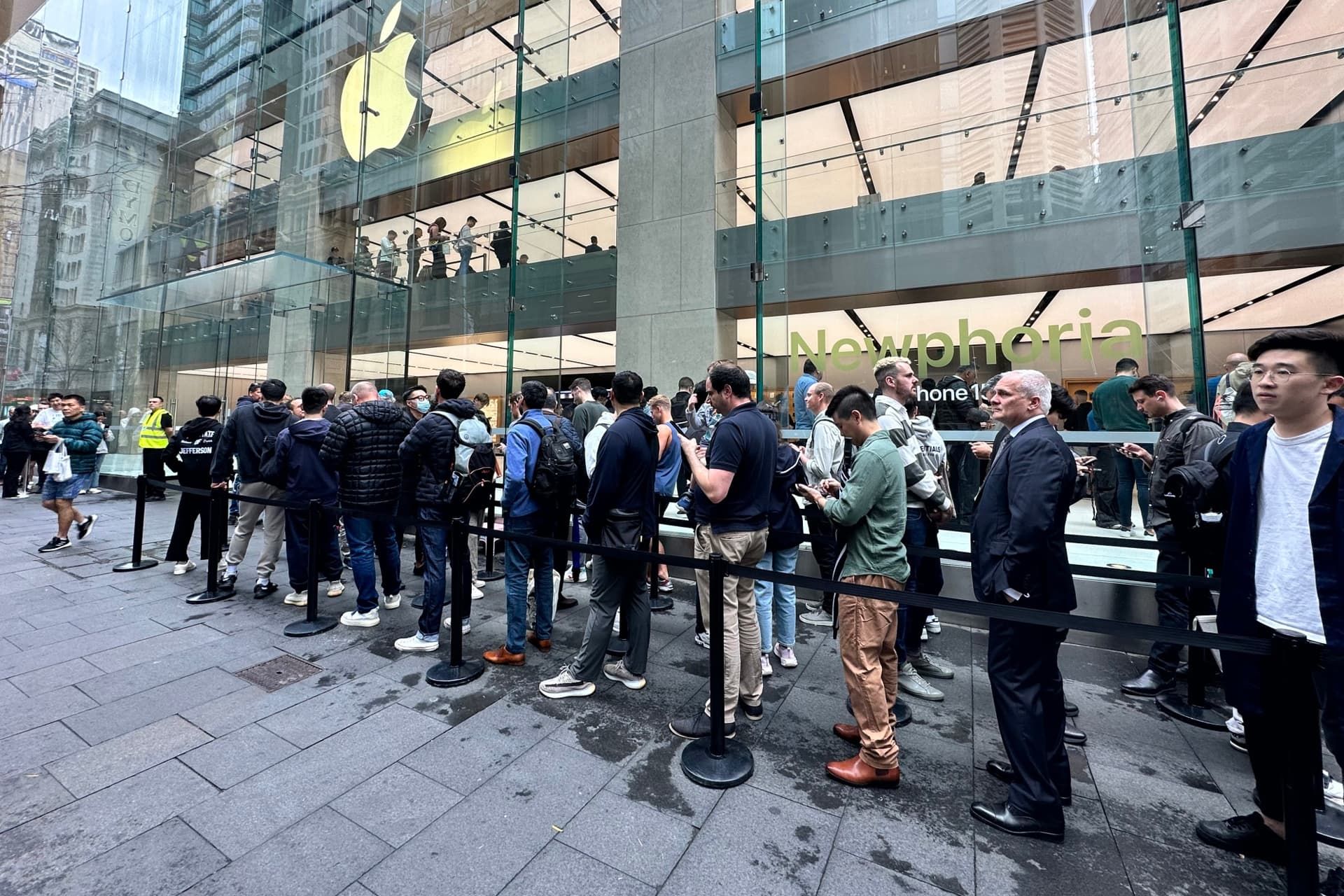 صف خرید آیفون ۱۵ پرو مکس در استرالیا