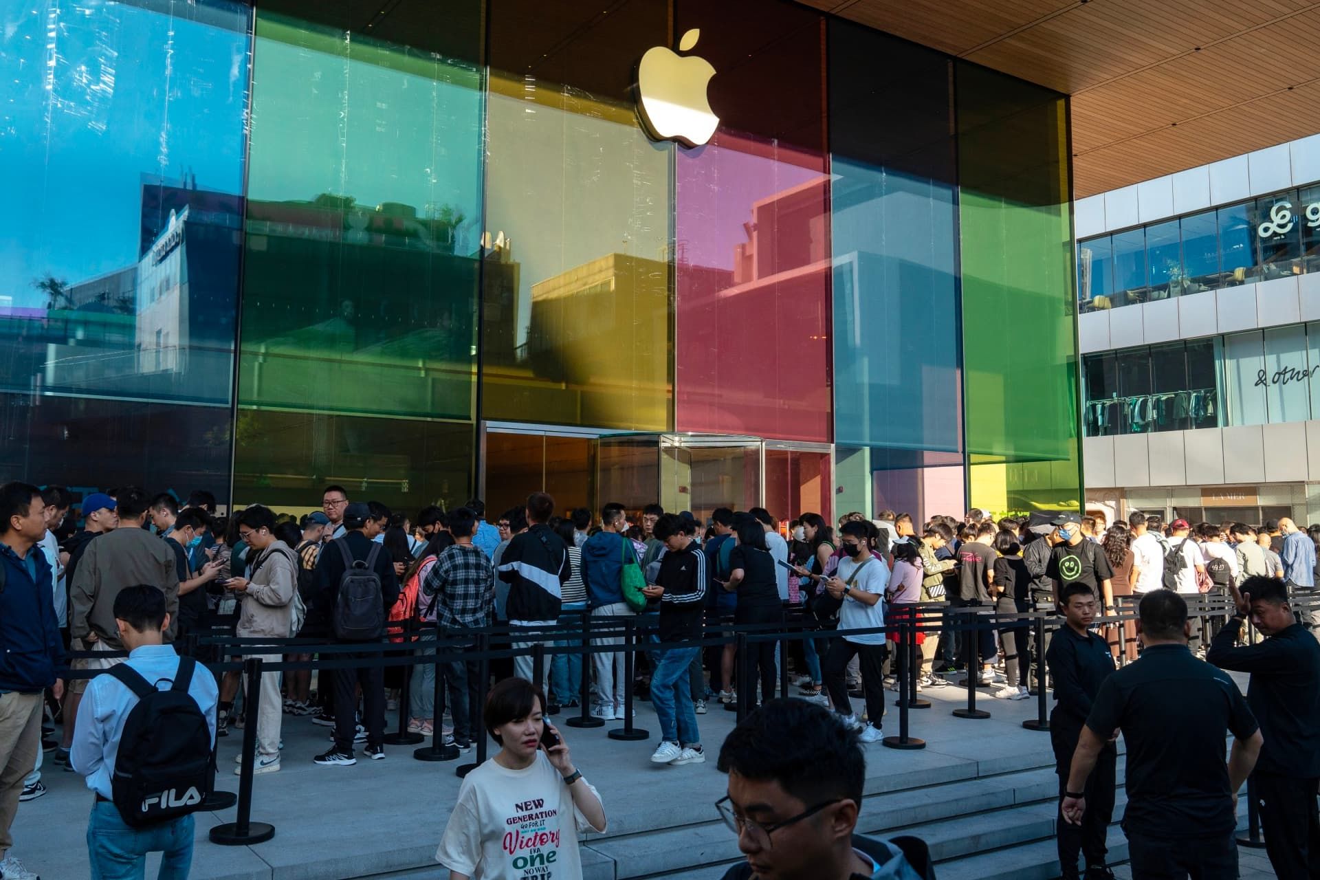 ورودی فروشگاه اپل در شانگهای در روز عرضه‌ی آیفون ۱۵ پرو مکس