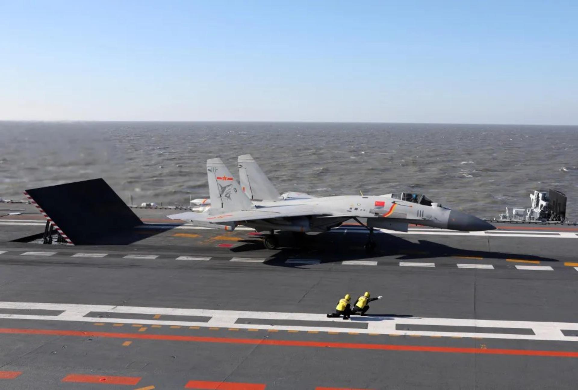 جنگنده چینی J-35 روی باند  فرودگاه
