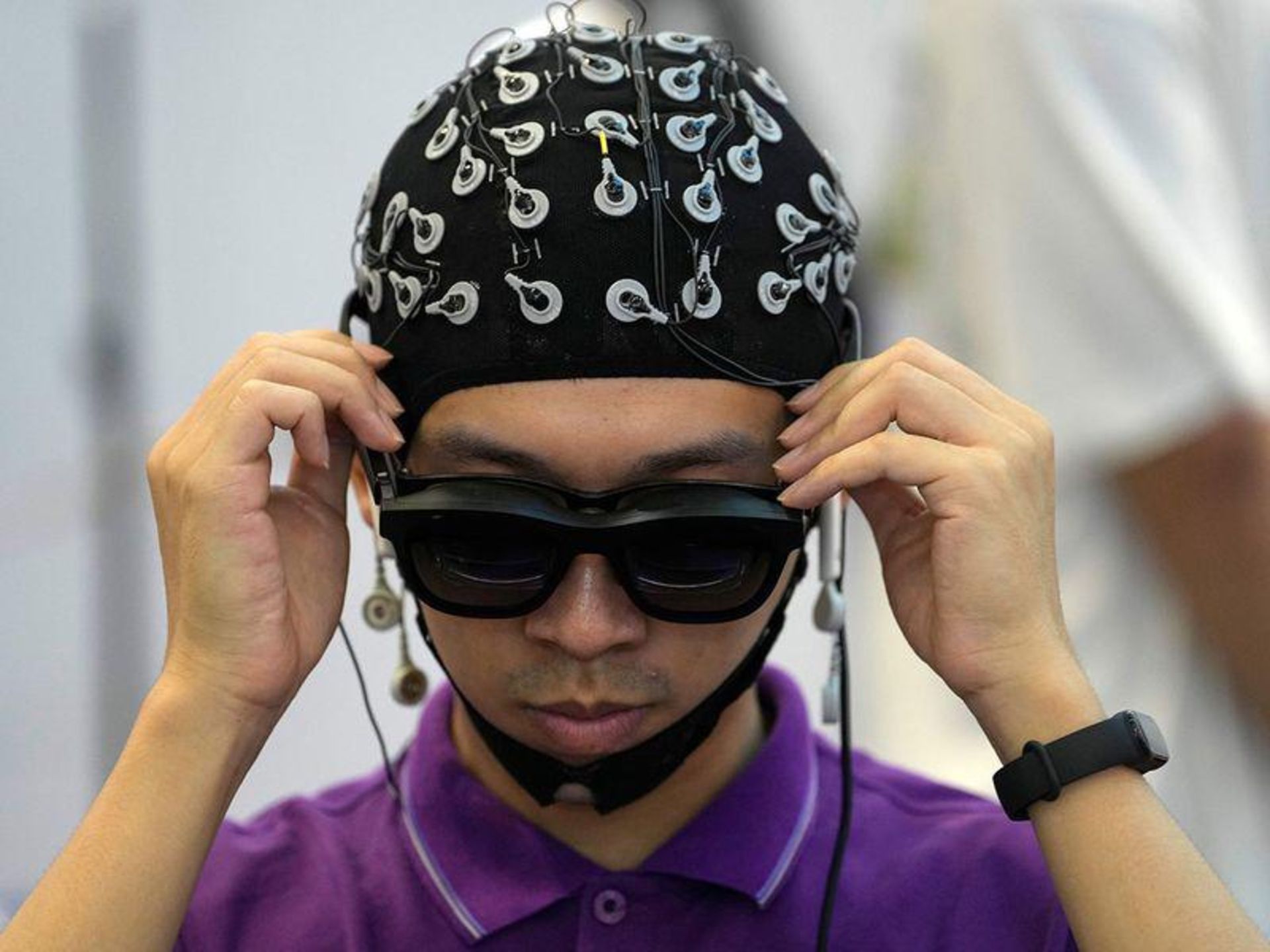 دستگاه کنترل ماشین‌ها با استفاده از واقعیت مجازی و بررسی فعالیت مغزی