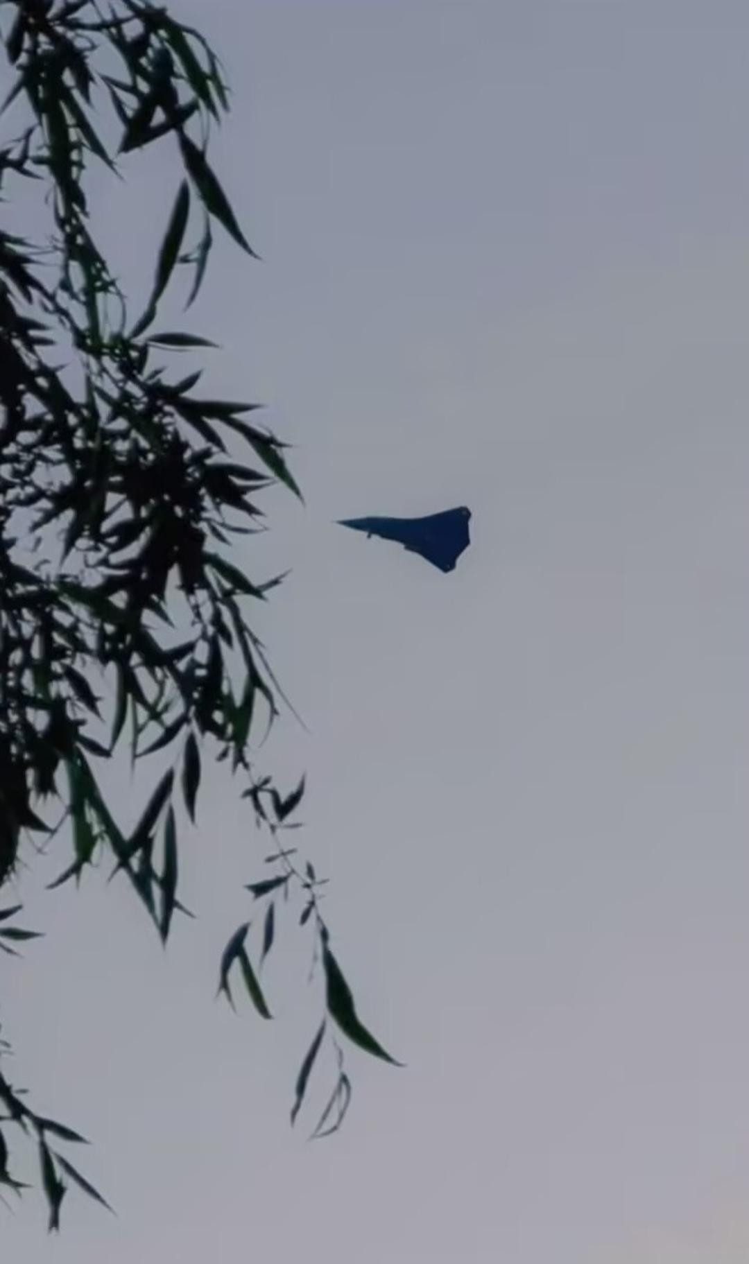 جنگنده‌ی پنهان‌کار چینی در آسمان