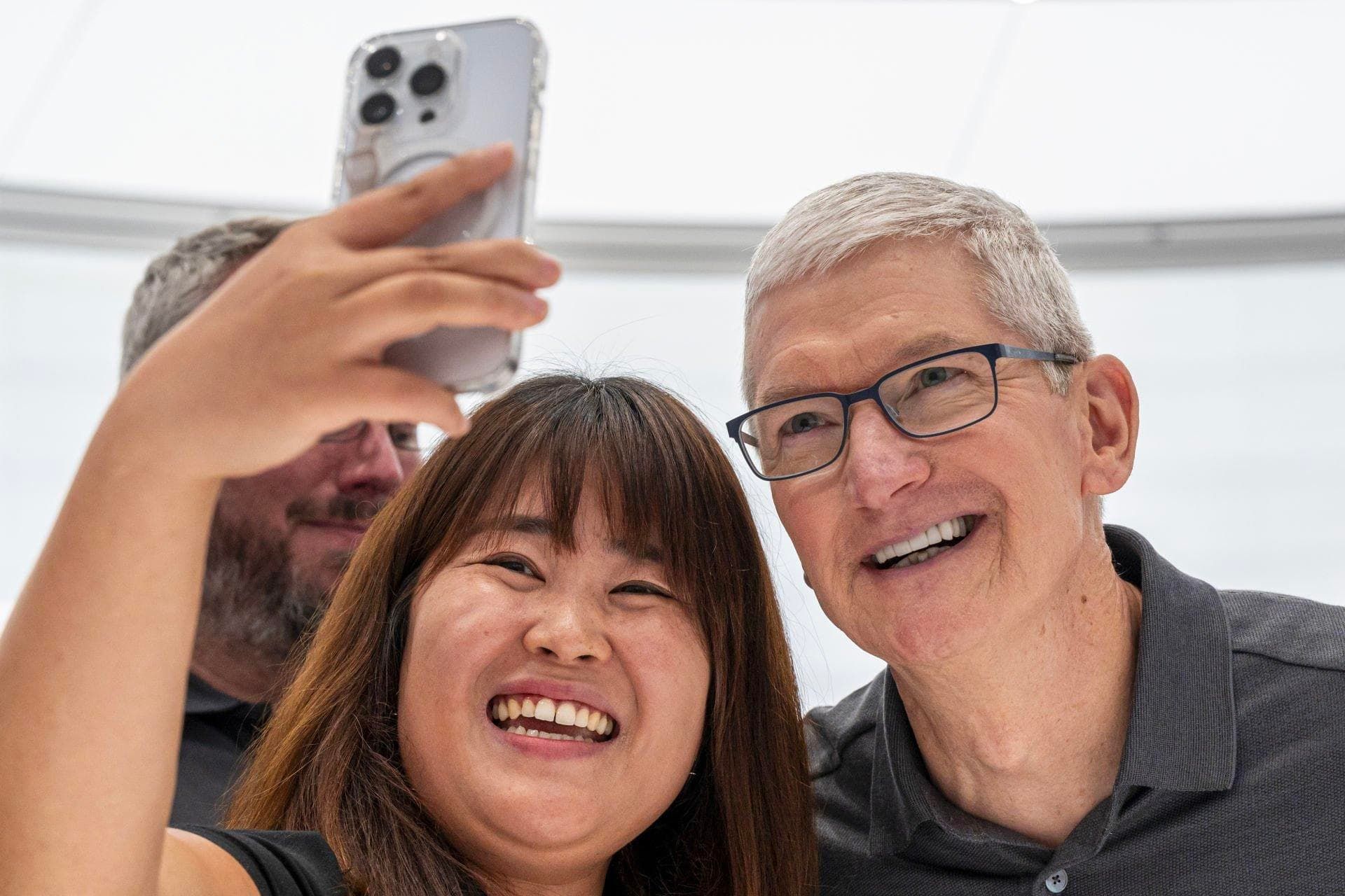 دختر چینی خوشحال در حال ثبت سلفی با تیم کوک / Tim Cook مدیرعامل اپل