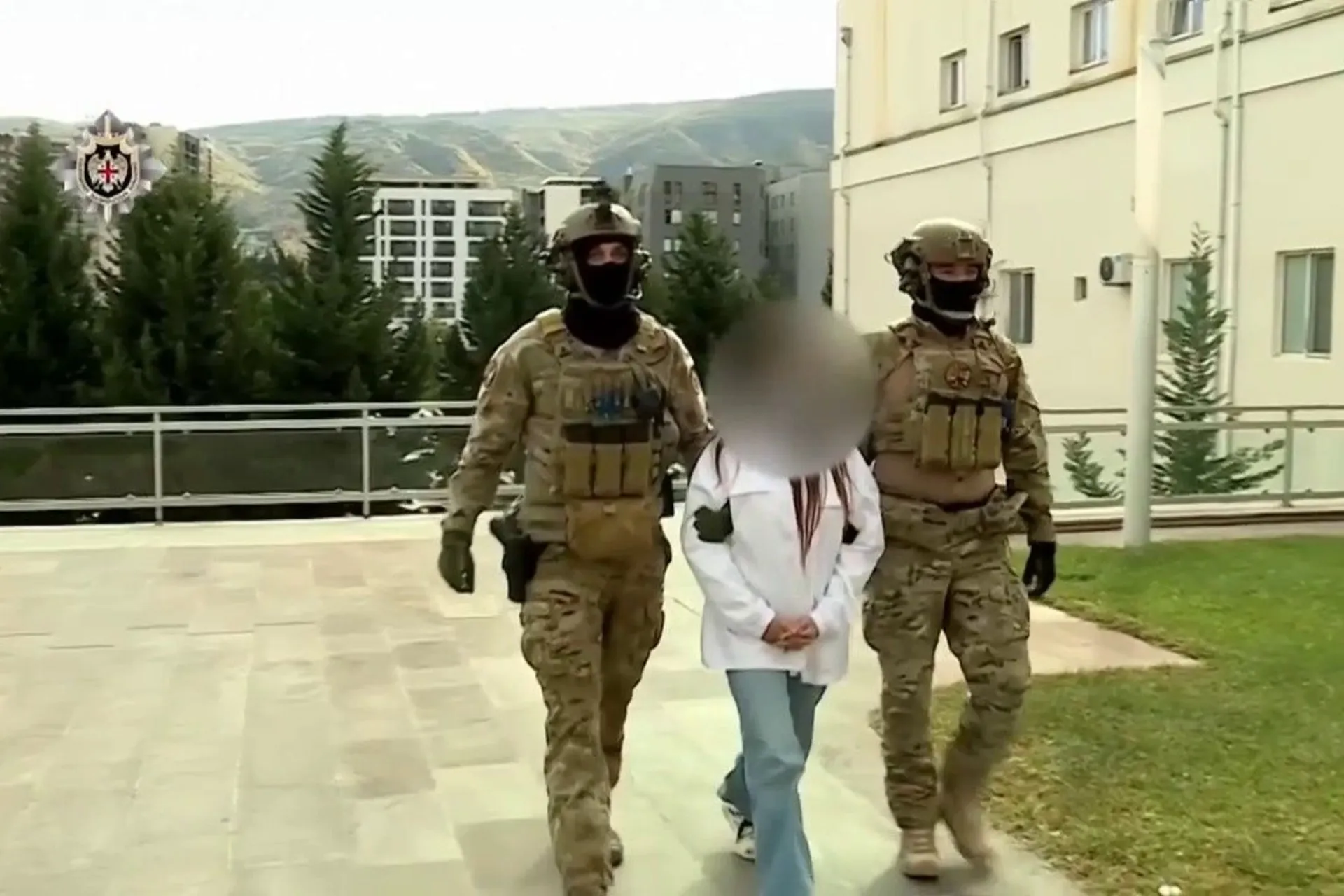 دو سرباز در حال هدایت متهم 