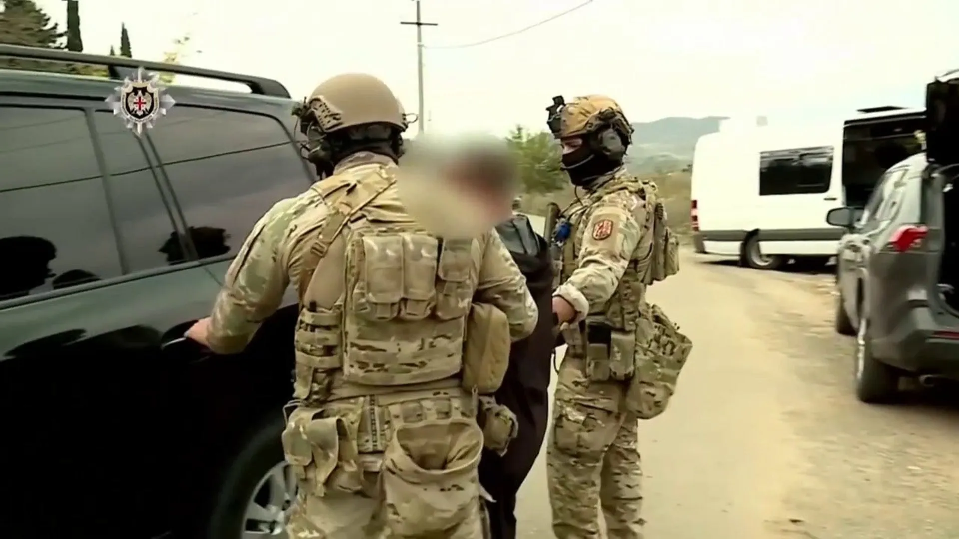 دو سرباز در حال هدایت متهم به داخل خودرو