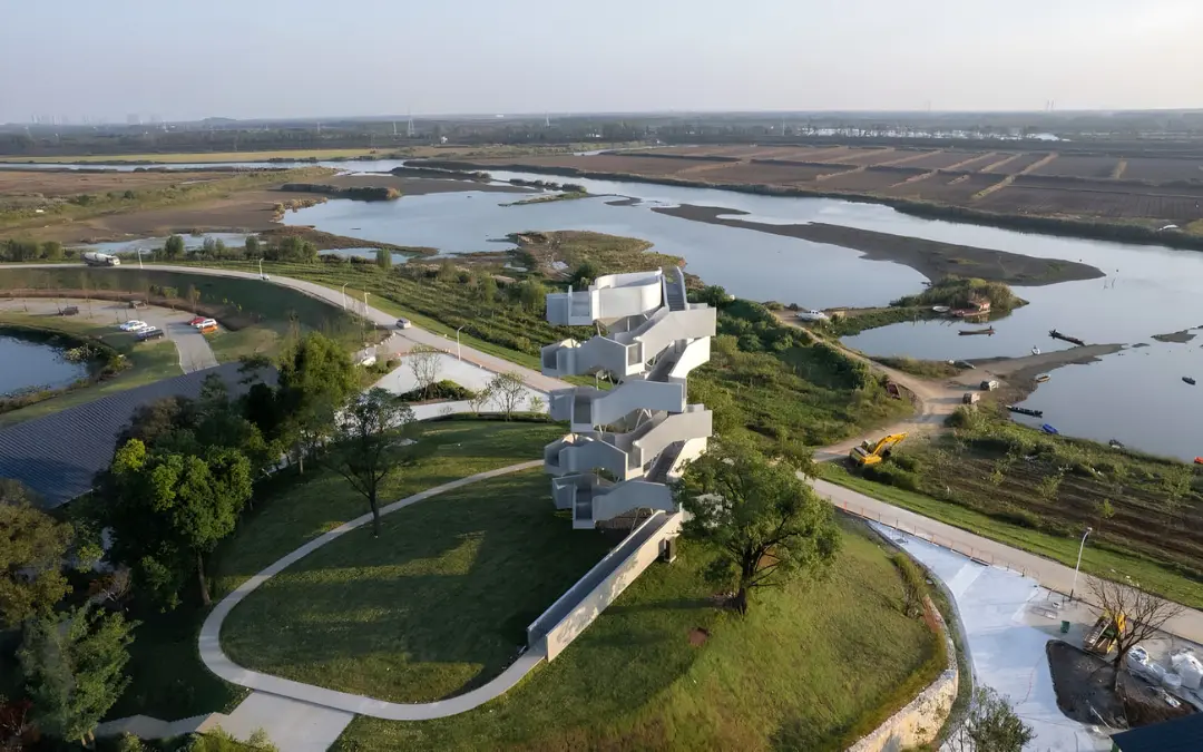 برج پیچ‌خورده (Twisted Tower) با طراحی مدرن در میان طبیعت و رودخانه