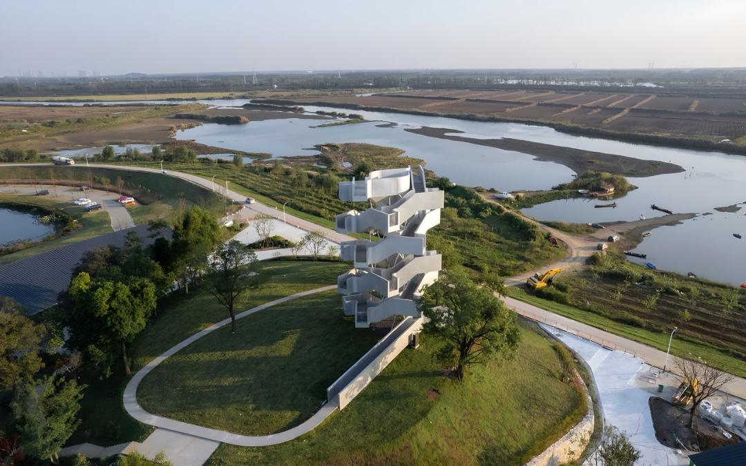 برج پیچ‌خورده (Twisted Tower) با طراحی مدرن در میان طبیعت و رودخانه