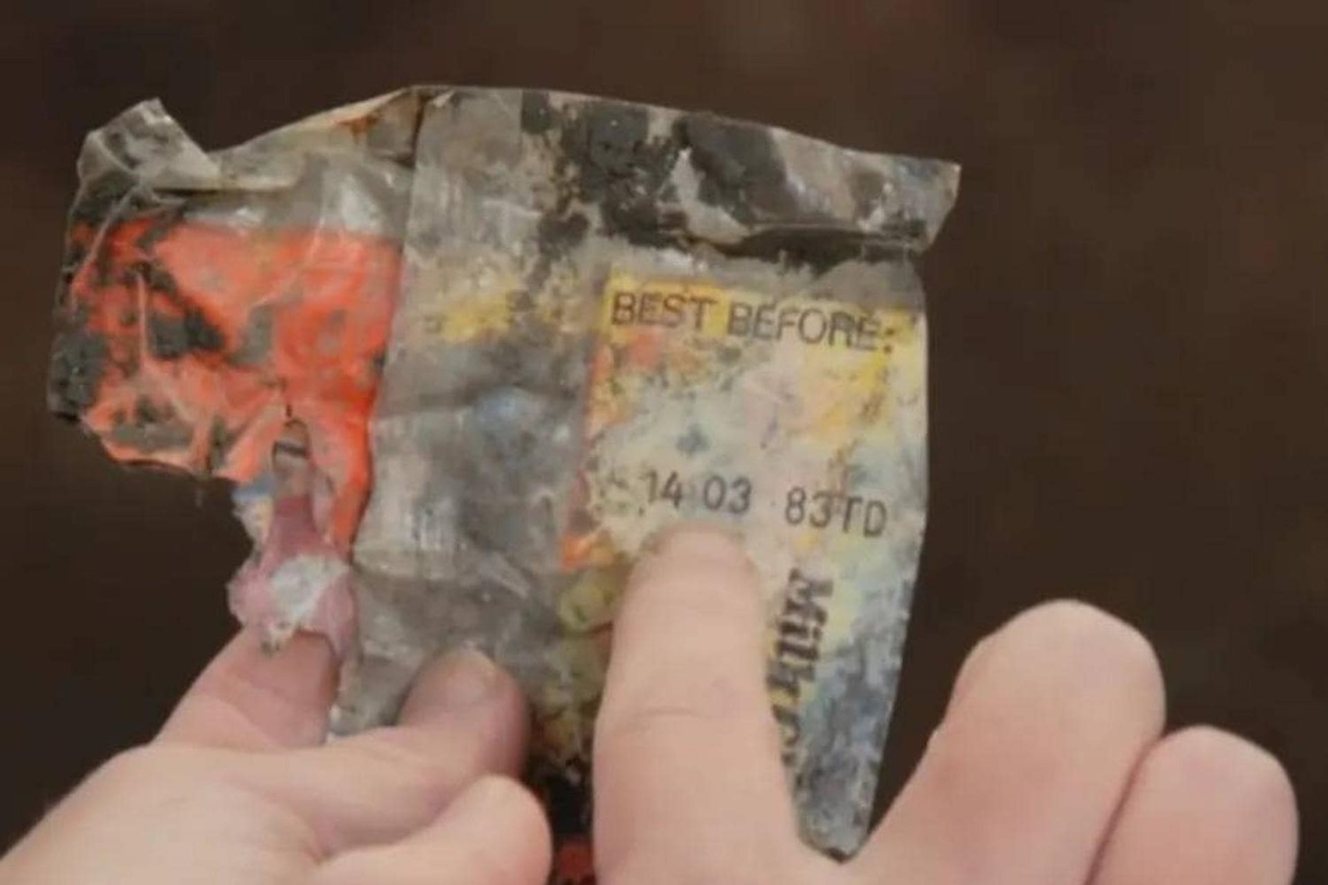 پوست شکلات پیدا شده زیر خاک محل سابق اسکیت برد