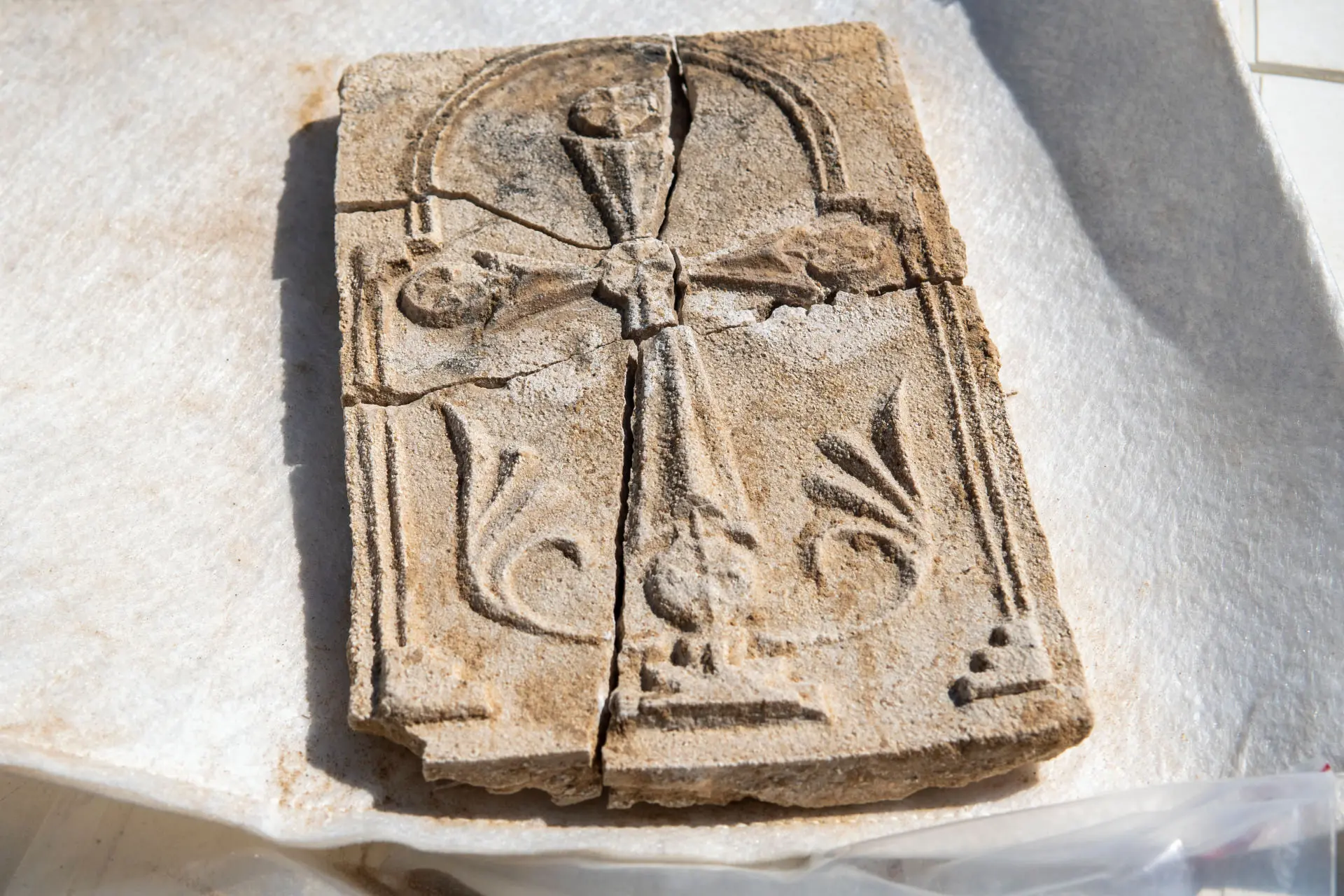 کشف صلیب ۱۴۰۰ ساله در ابوظبی، از سکونت دیرینه مسیحیان در امارات حکایت می‌کند