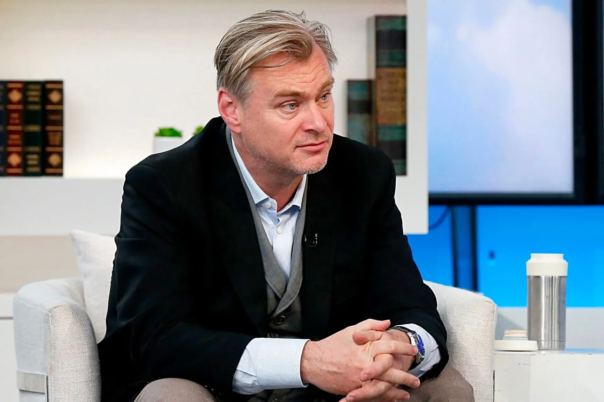 کریستوفر نولان / Christopher Nolan با لباس رسمی و چهره متعجب