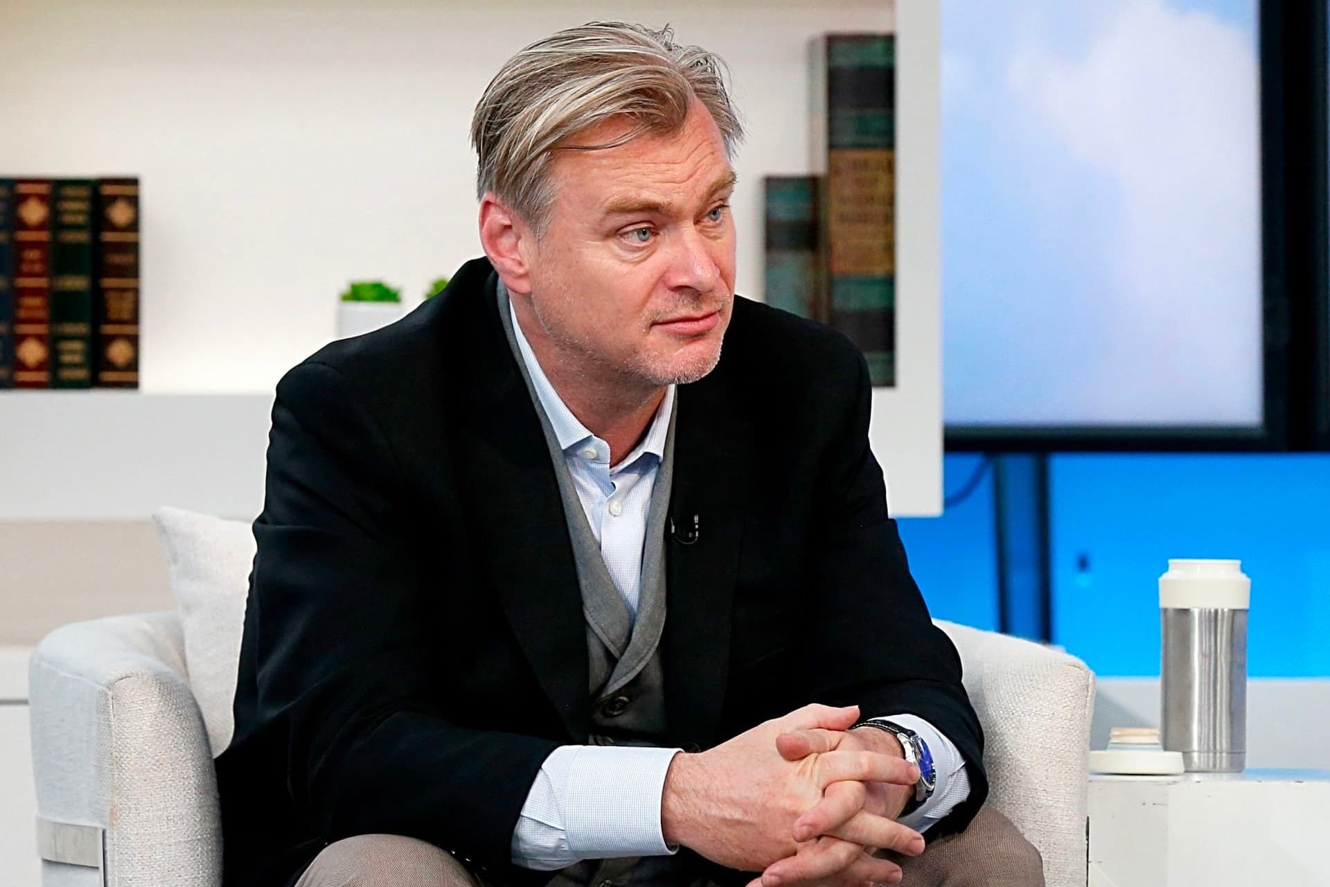 کریستوفر نولان / Christopher Nolan با لباس رسمی و چهره متعجب