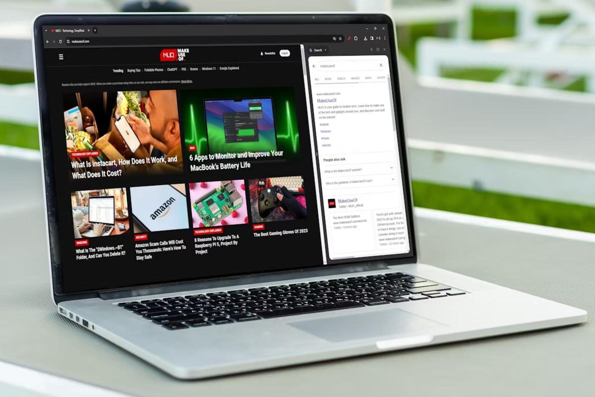 گوگل کروم روی لپ تاپ روی میز درحال نمایش پنل کناری
