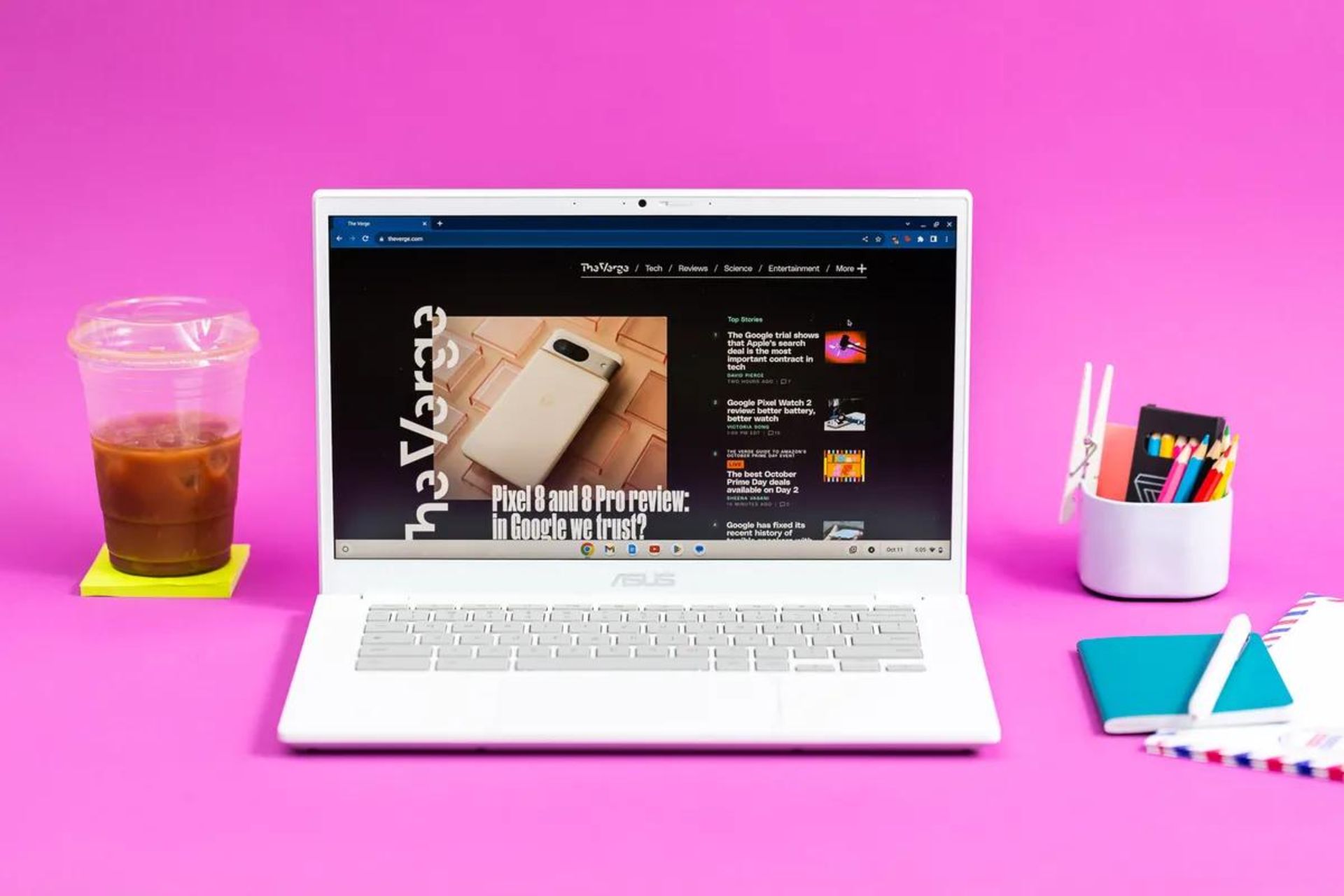 کروم بوک روی میز صورتی درکنار لیوان