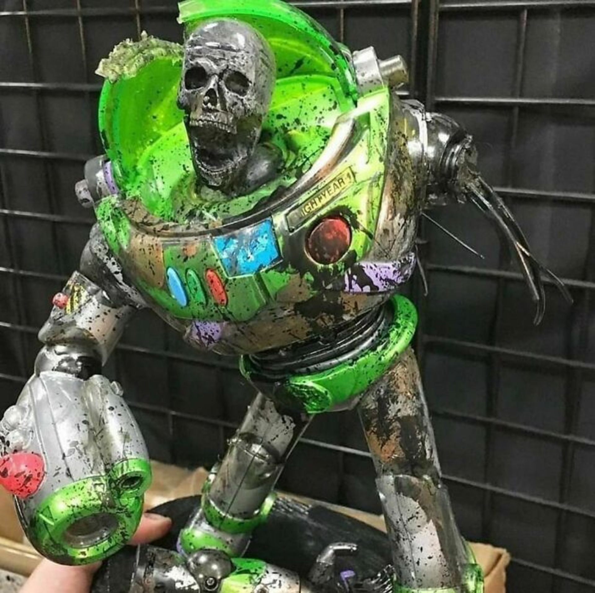 عروسک باز لایتر منفجرشده با کله اسکلت