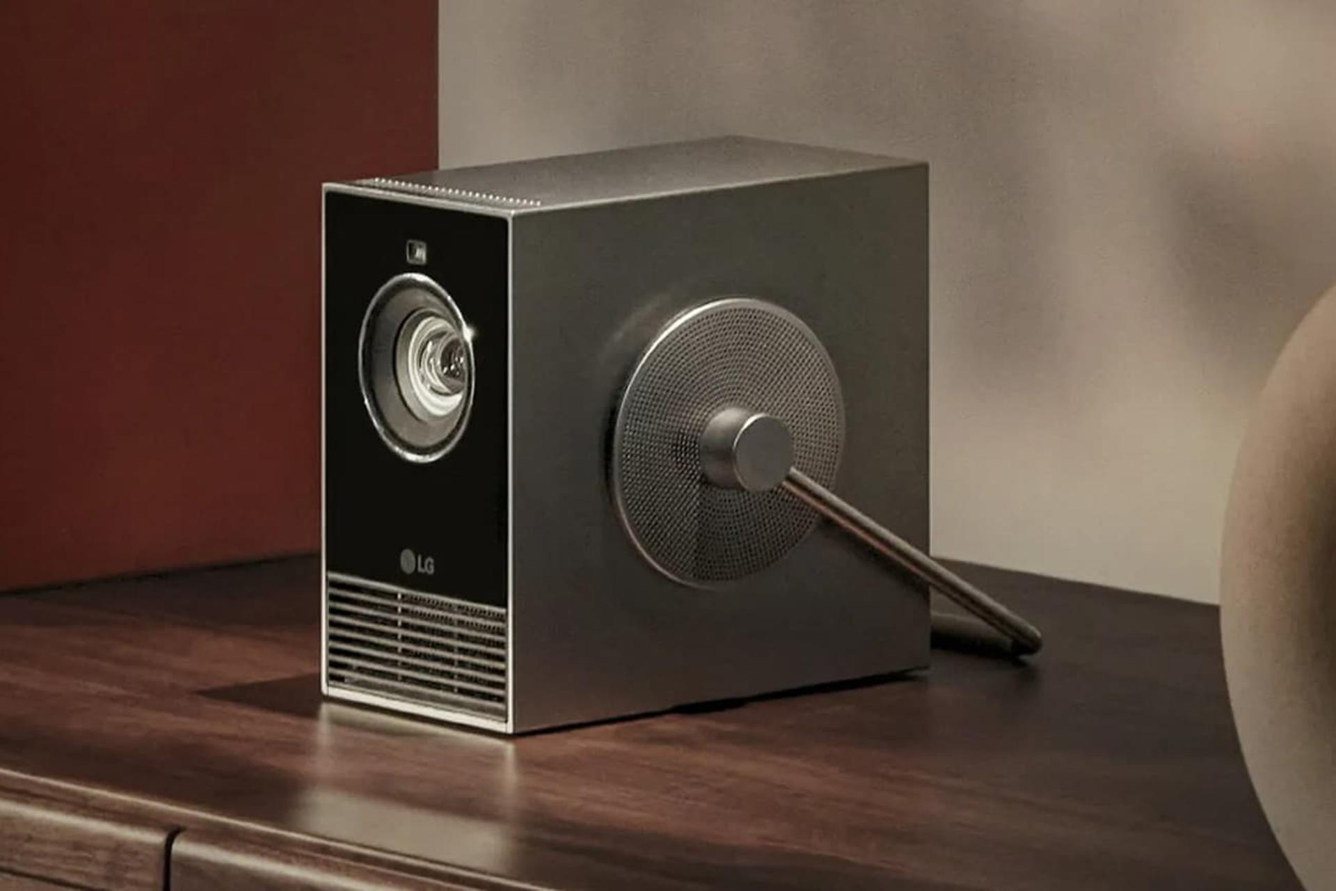 نمایی از ویدئو پروژکتور CineBeam Qube بر روی میز